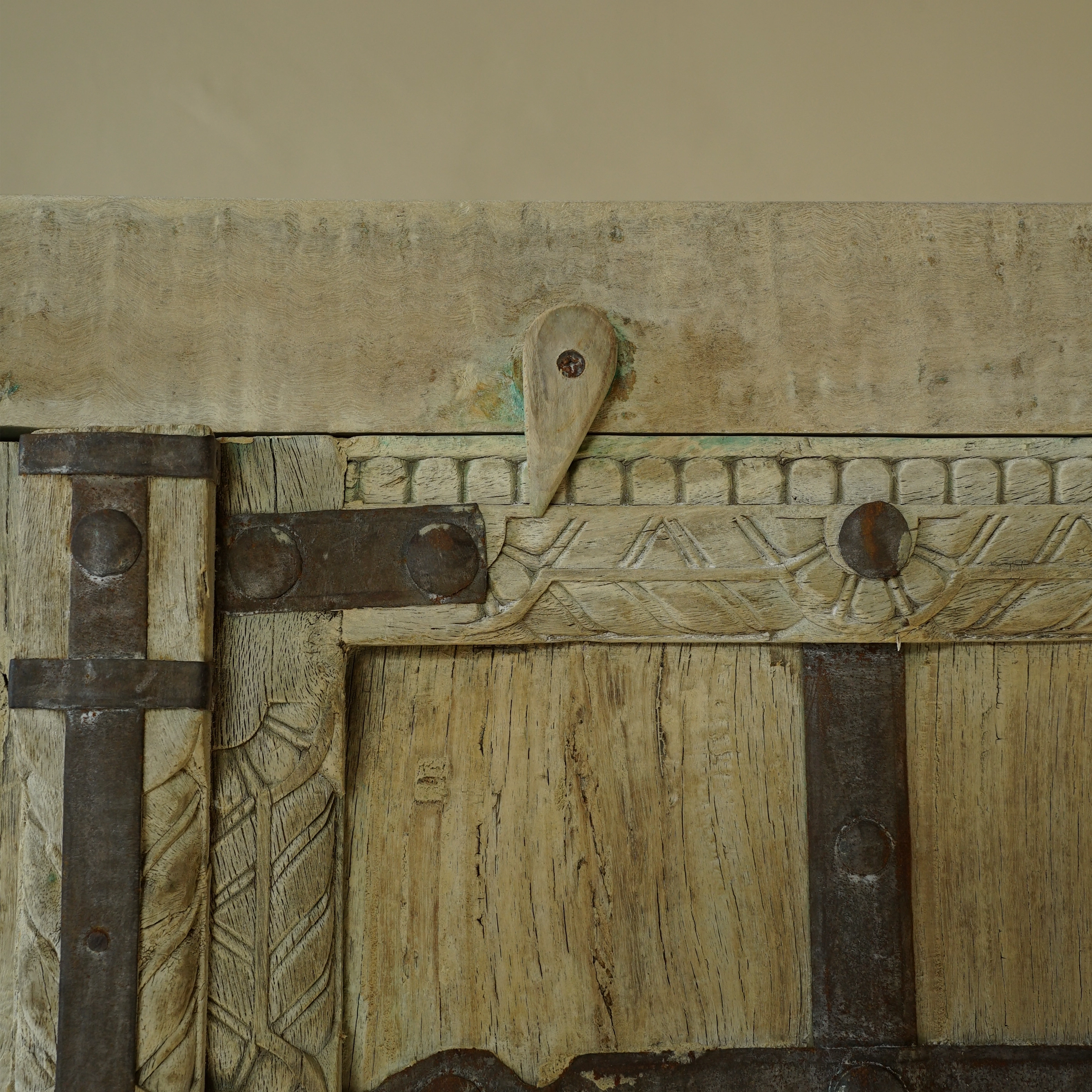Almari - Armoire indienne en bois avec porte ancienne n°7