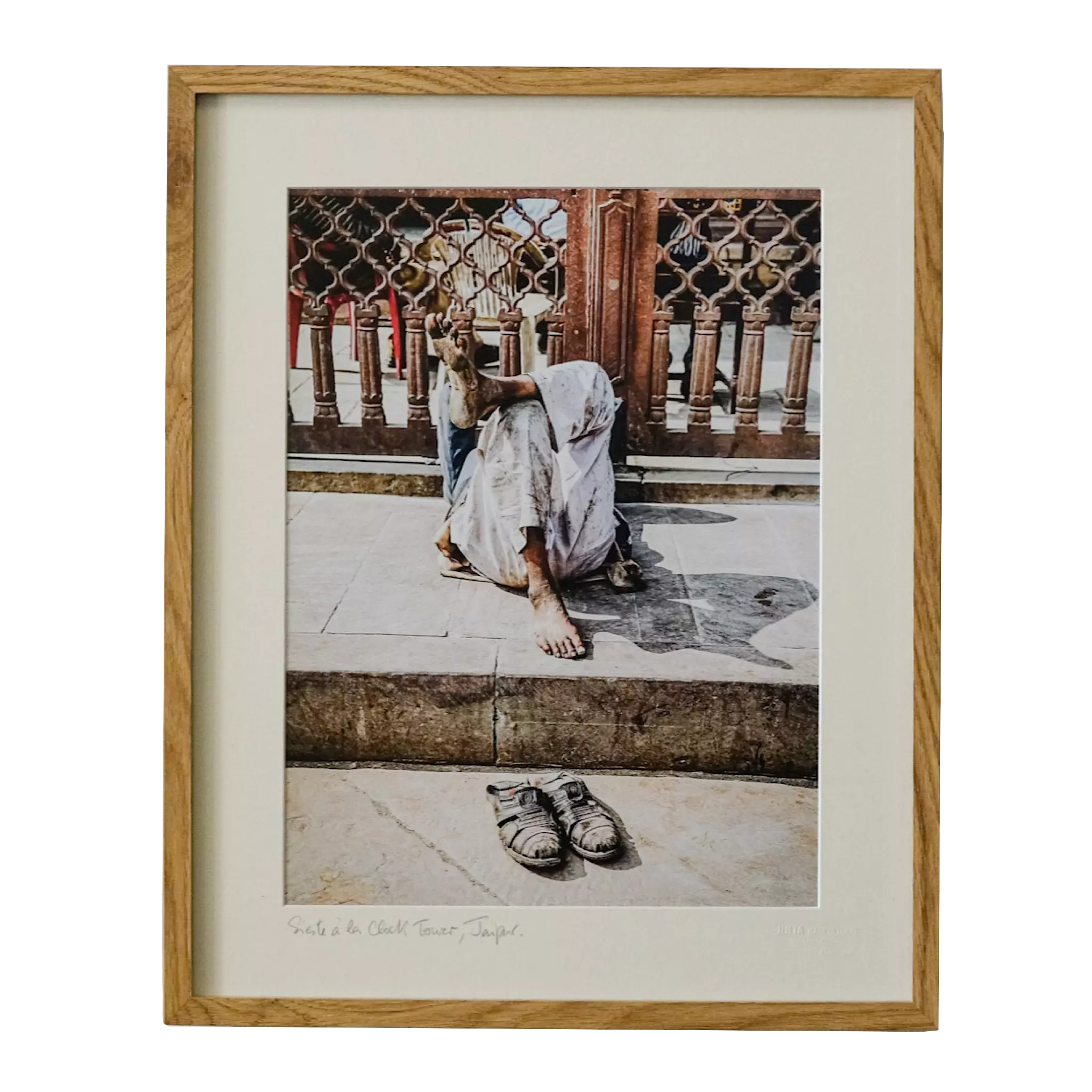 Sieste à la Clock Tower, Jaipur - Photographie encadrée