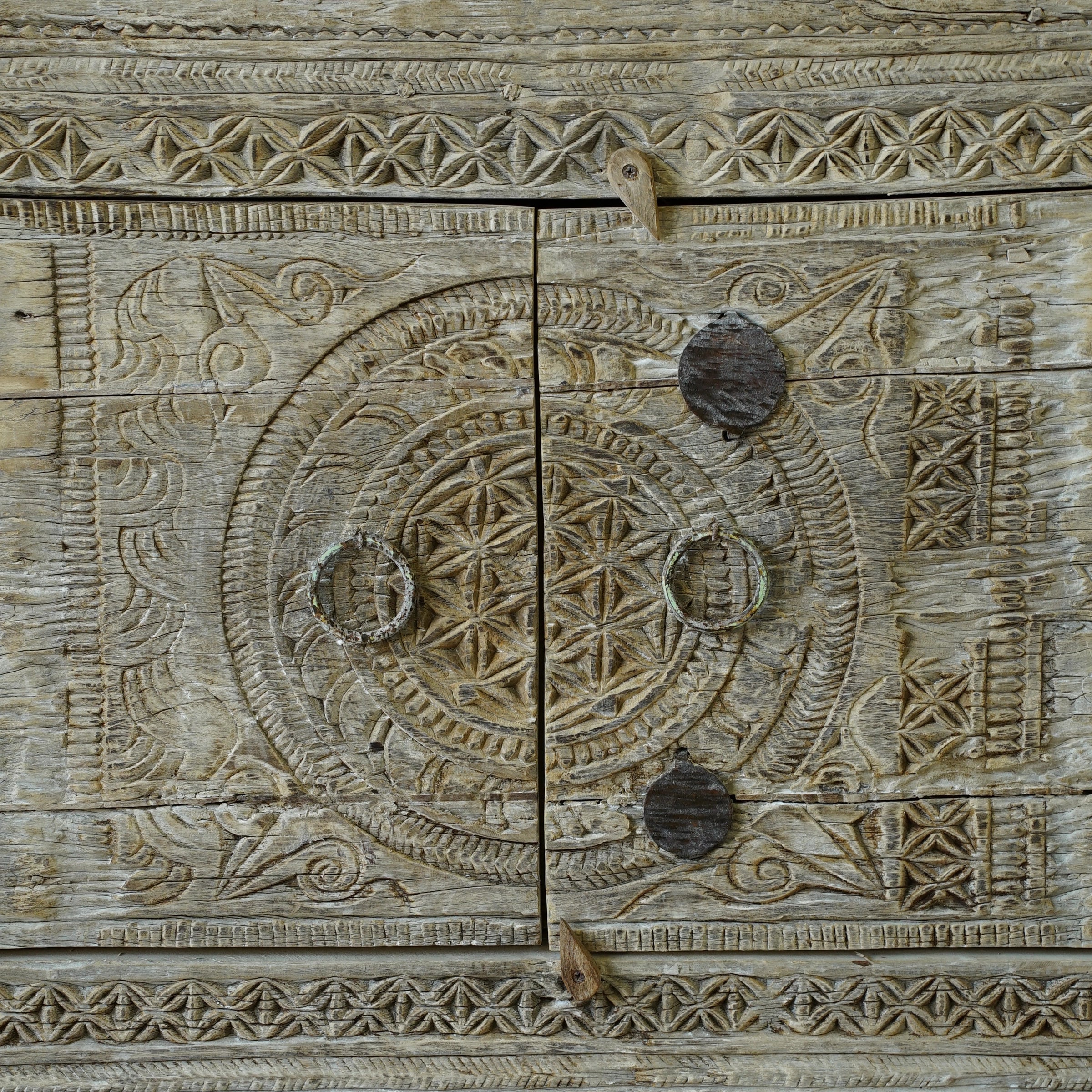 Chikiti - Meuble indien sculpté à deux portes