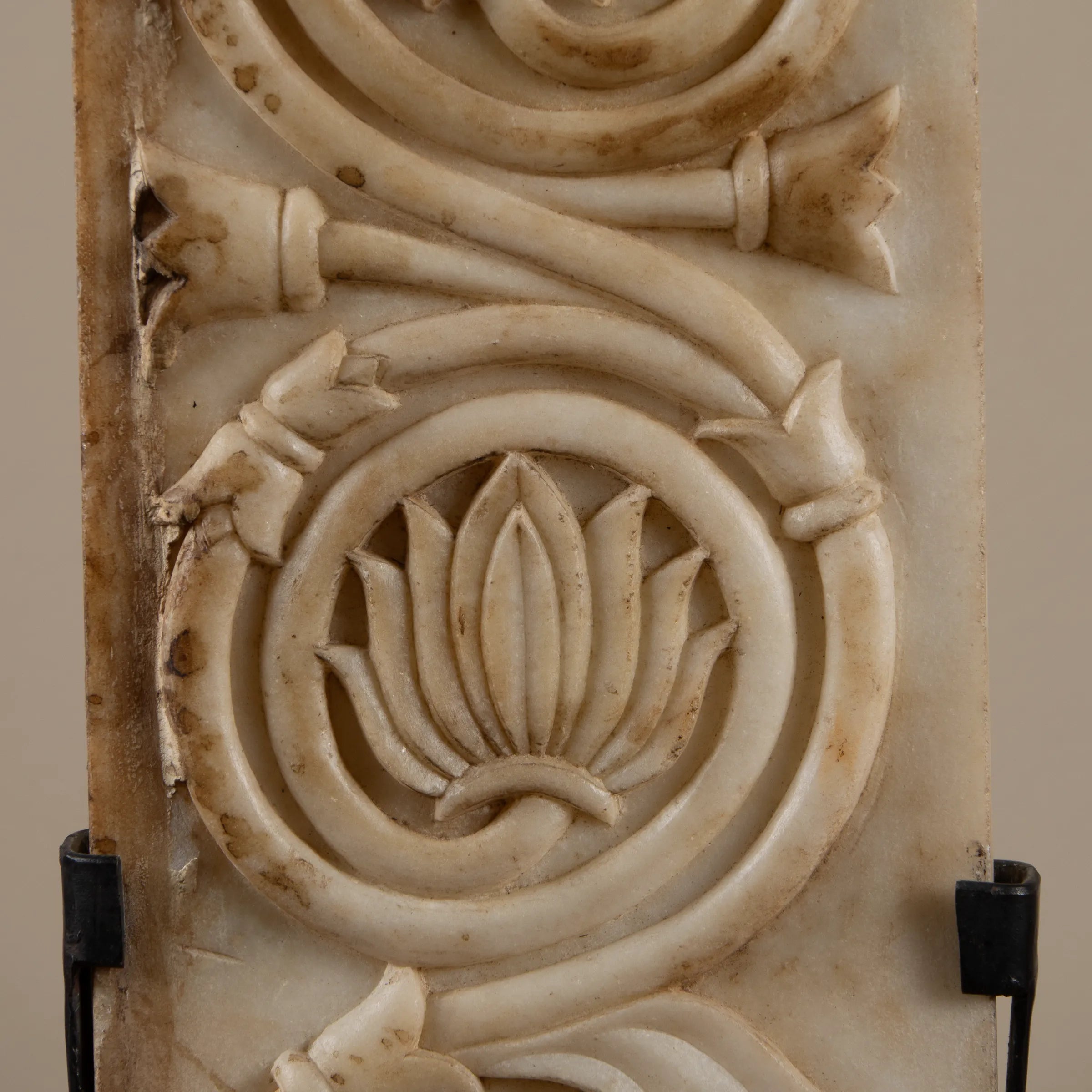 Dehtora - Panneau sculpté en marbre n°2