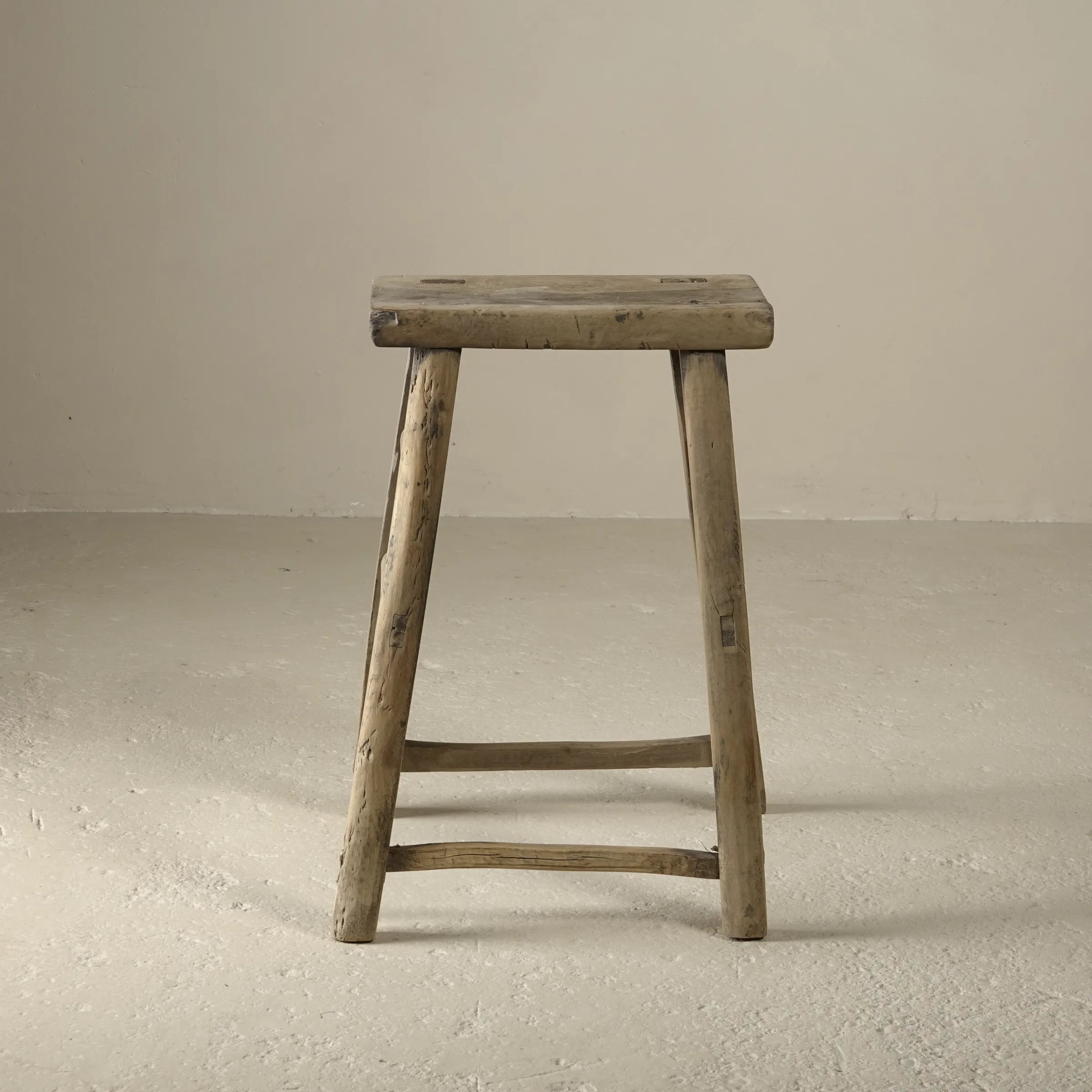 Zao - Tabouret rectangulaire en orme ancien n°1