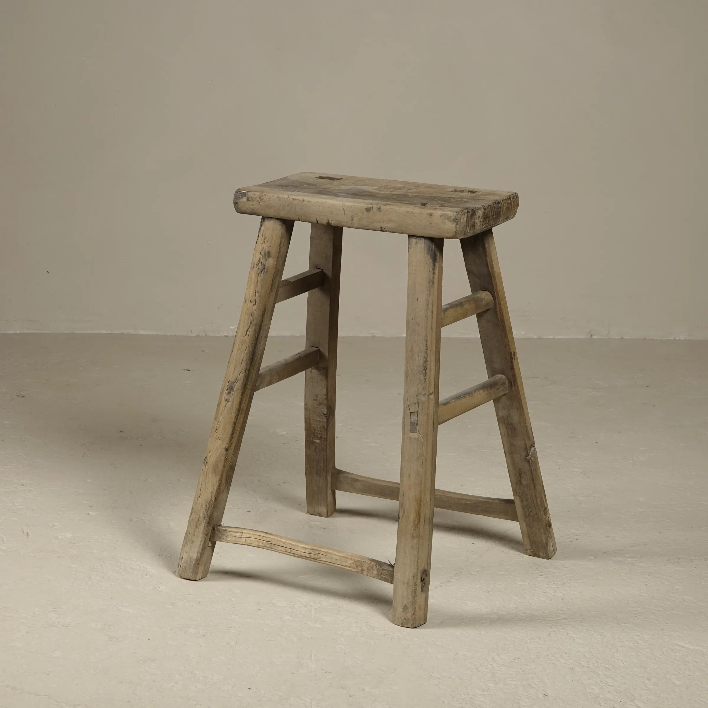 Zao - Tabouret rectangulaire en orme ancien n°1