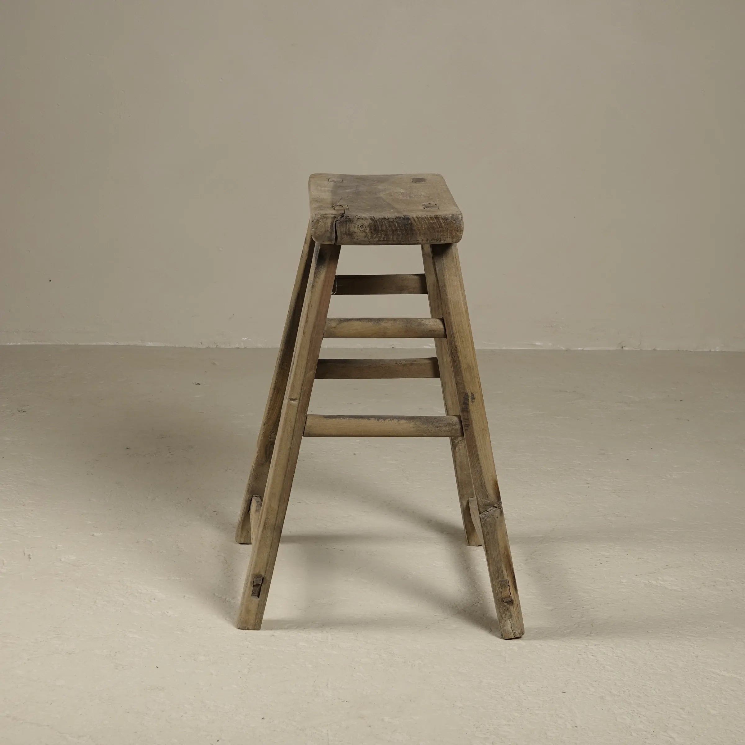 Zao - Tabouret rectangulaire en orme ancien n°1