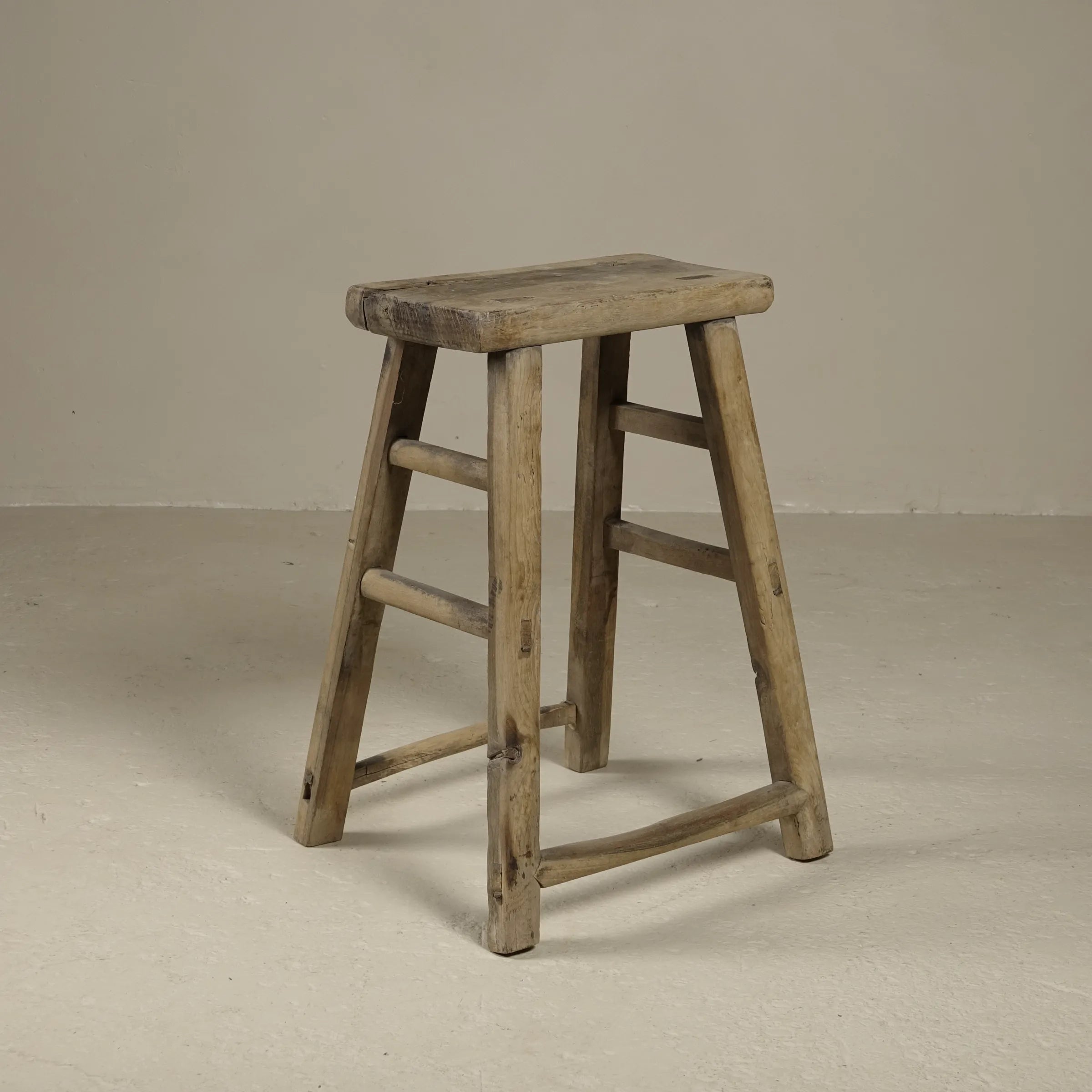 Zao - Tabouret rectangulaire en orme ancien n°1