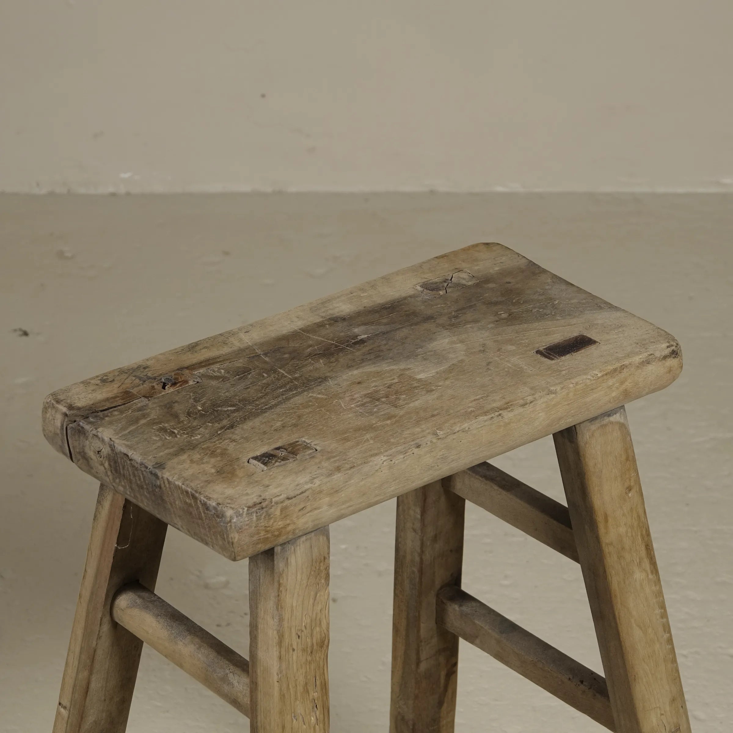 Zao - Tabouret rectangulaire en orme ancien n°1