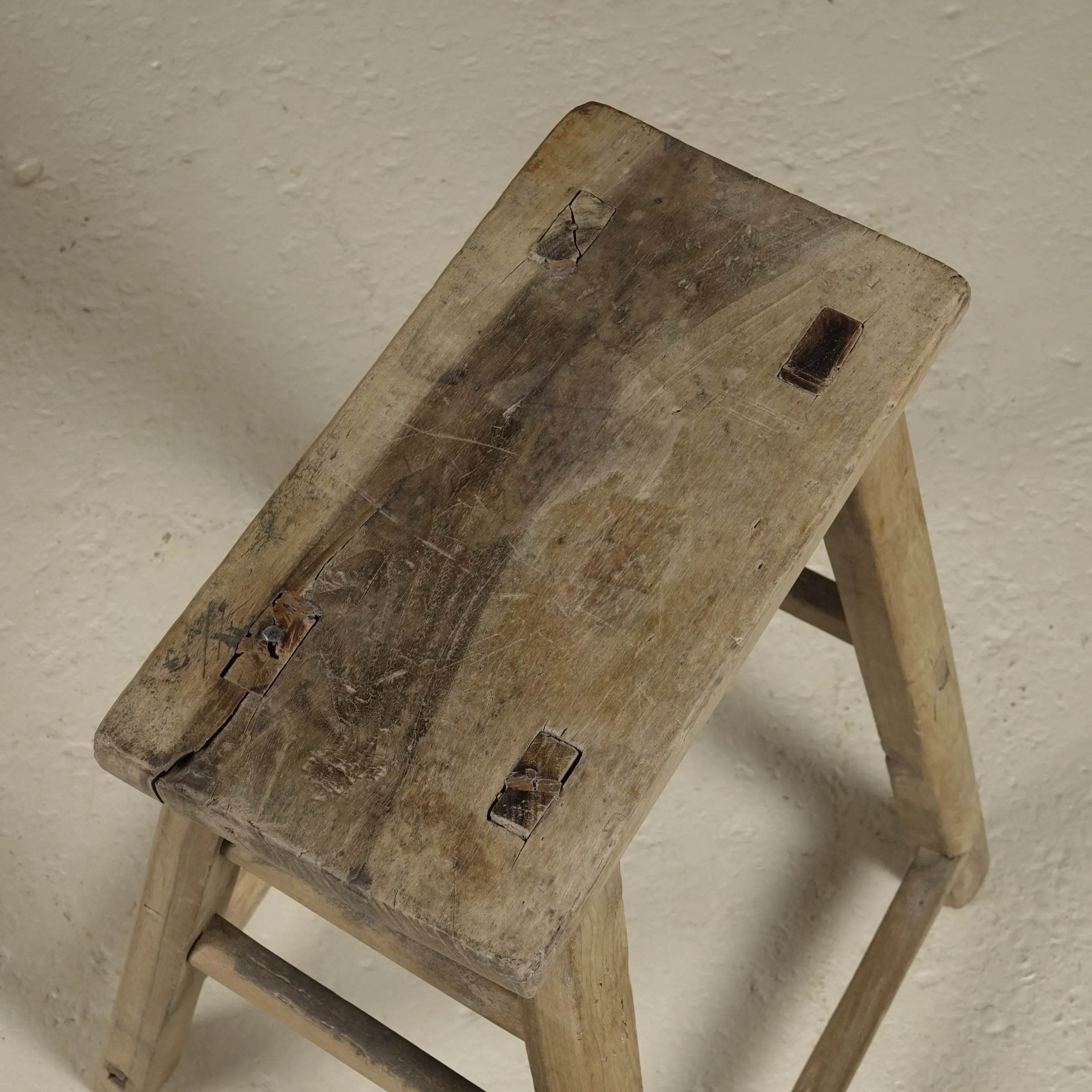 Zao - Tabouret rectangulaire en orme ancien n°1