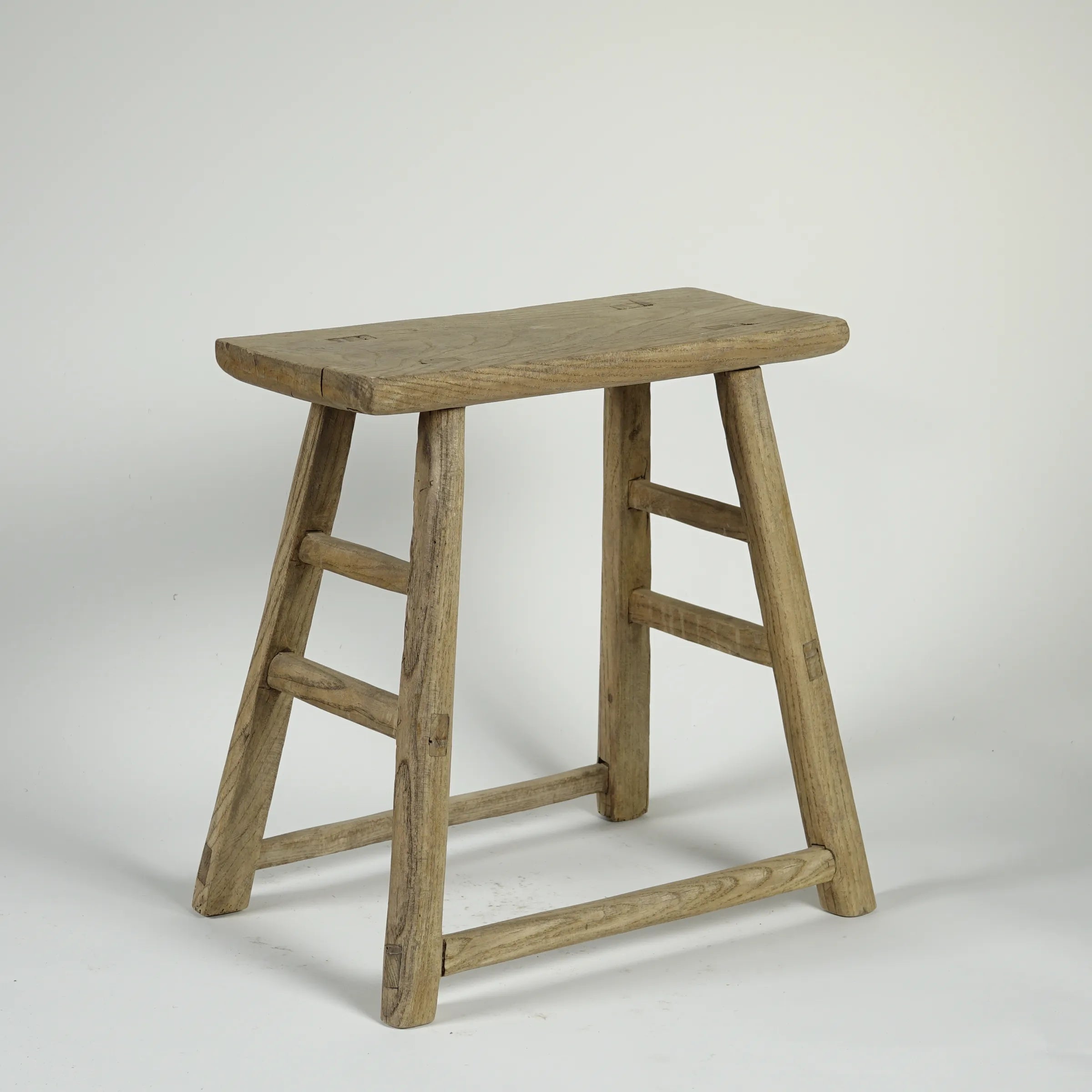 Zao - Tabouret rectangulaire en orme ancien n°9