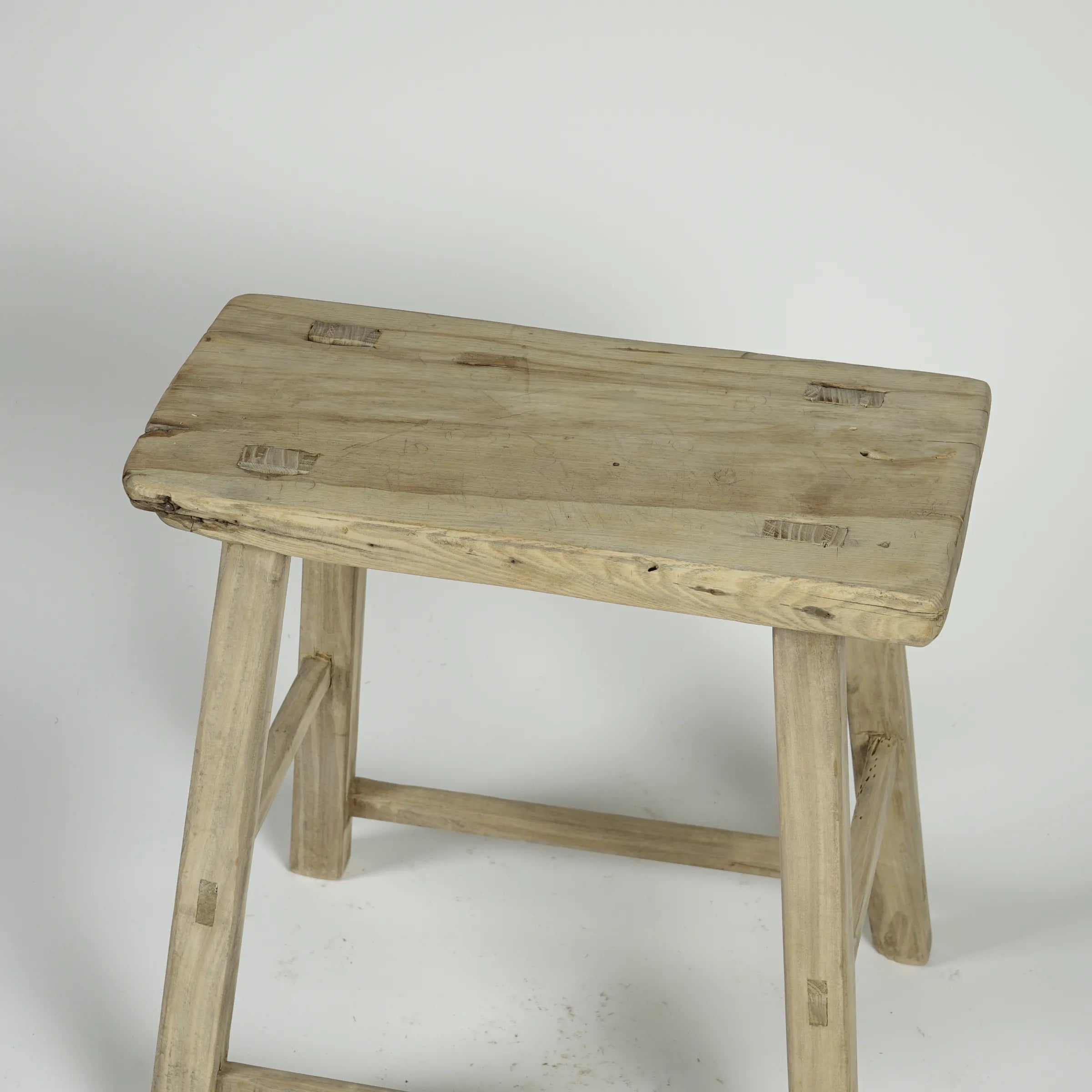 Zao - Tabouret rectangulaire en orme ancien n°11