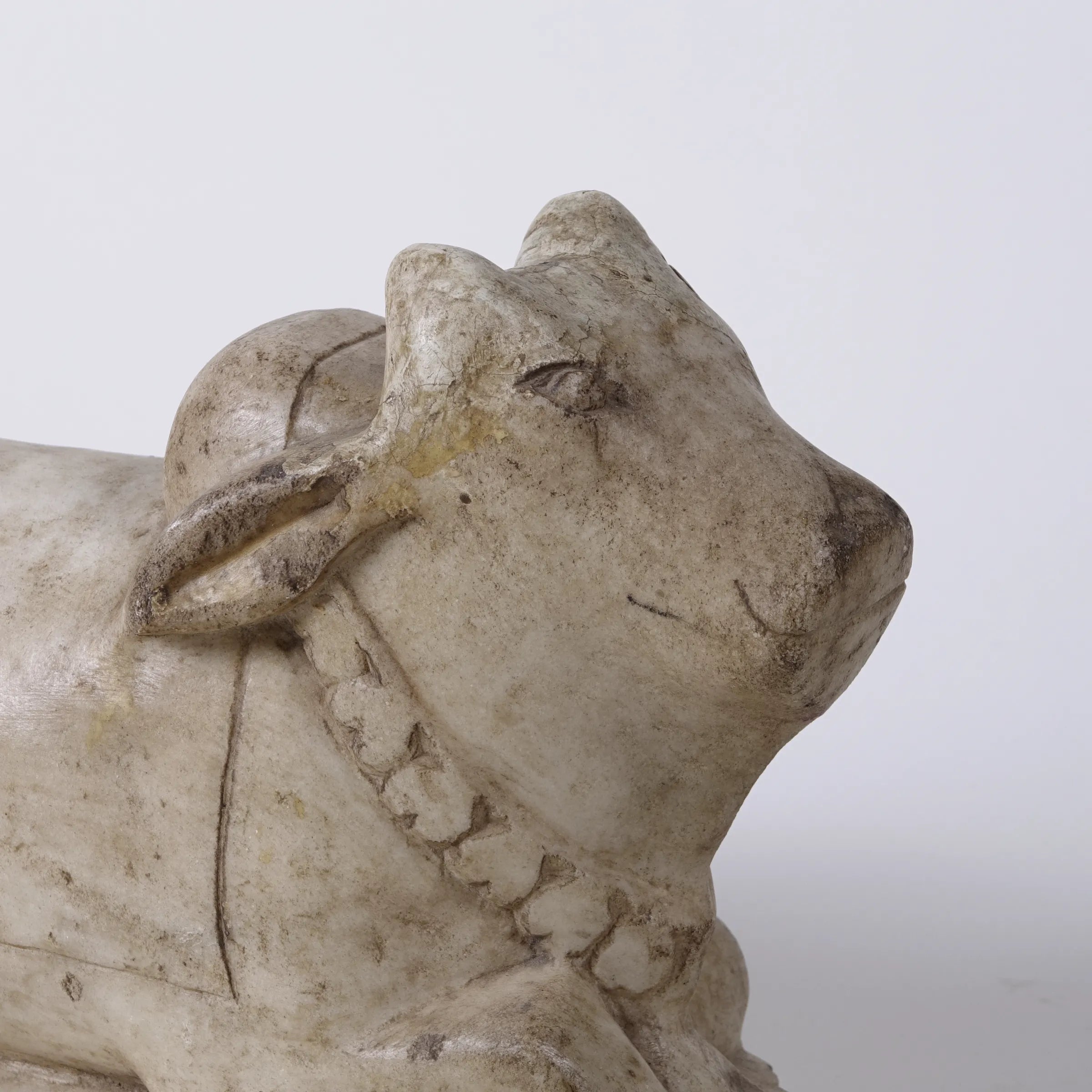 Nandi - Ancienne sculpture de Nandi en marbre blanc