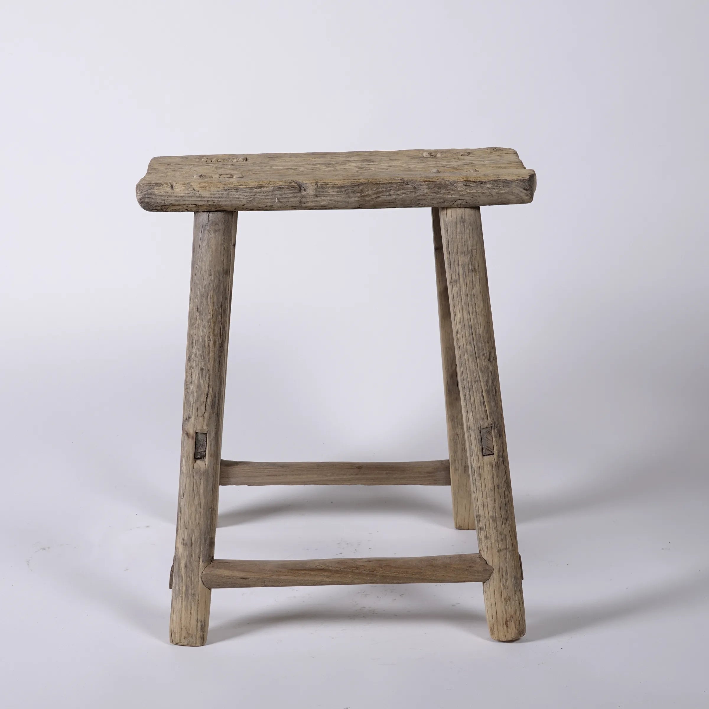 Zao - Tabouret rectangulaire en orme ancien n°2