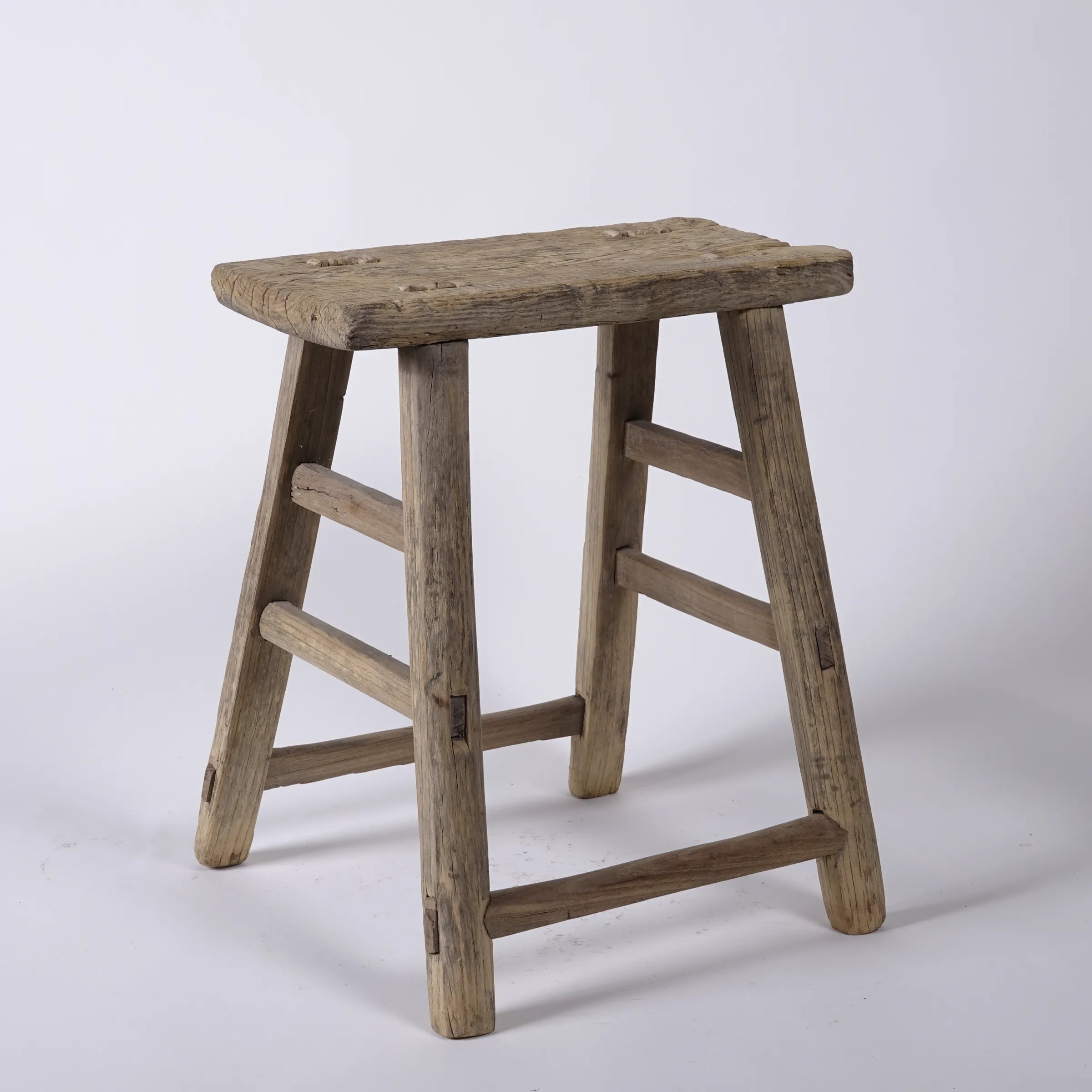 Zao - Tabouret rectangulaire en orme ancien n°2