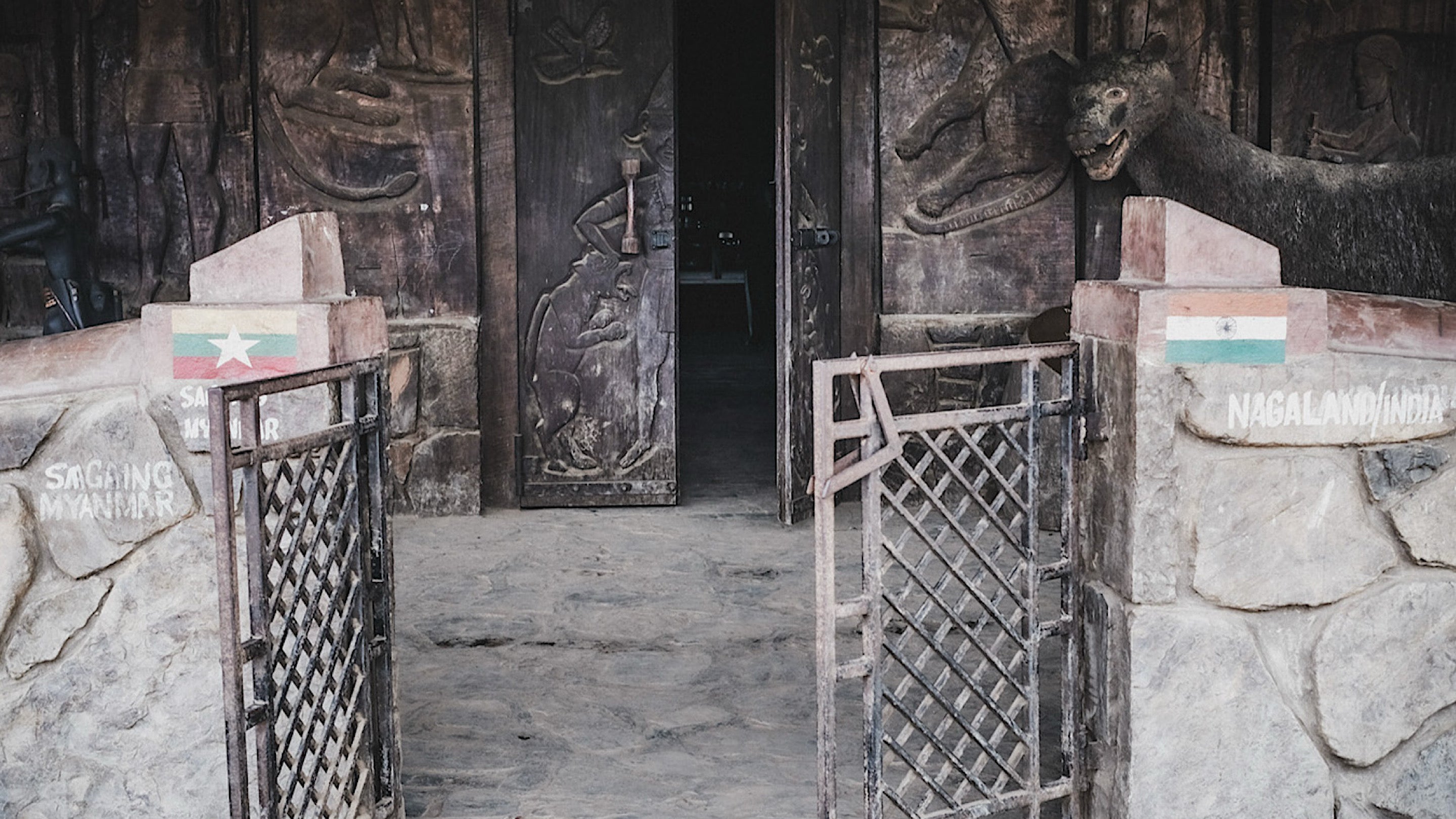 Entrée sculptée d’une maison tribale à Longwa, marquant la frontière entre l’Inde et la Birmanie