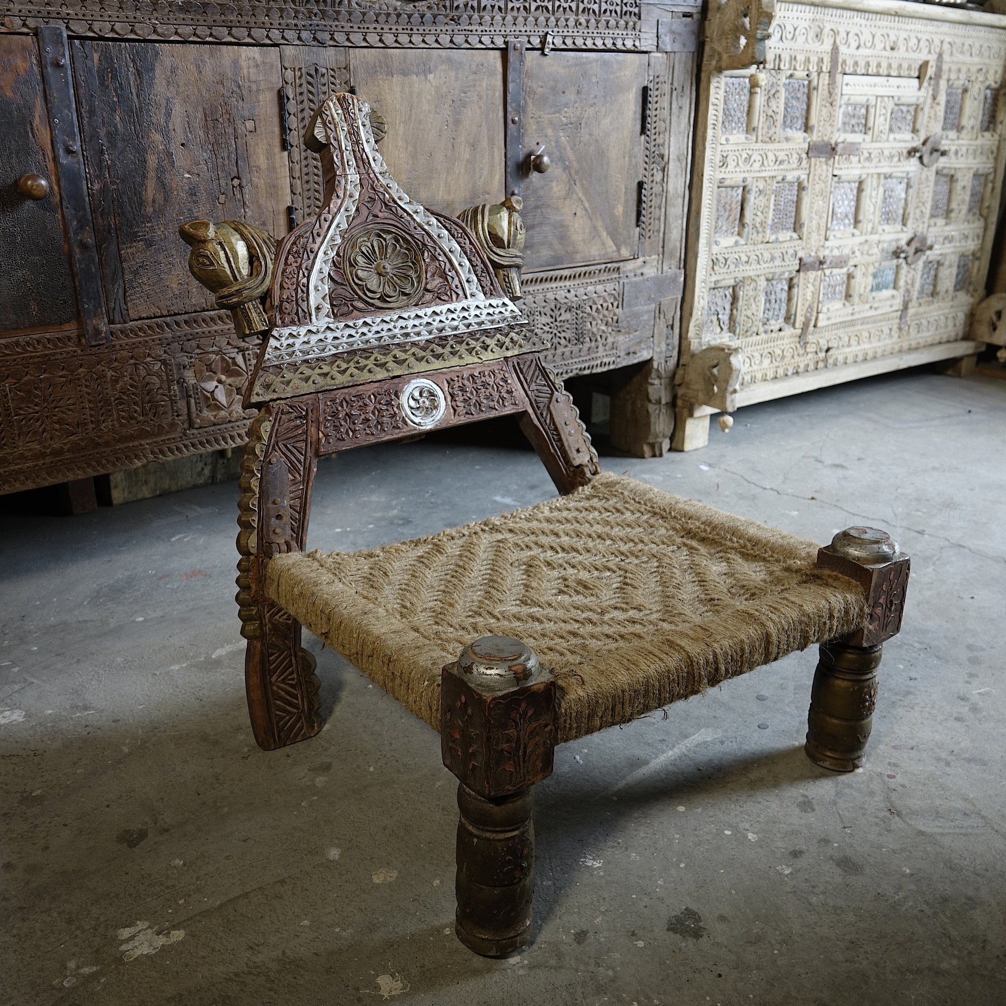 Pidha - Chaise traditionnelle en bois sculpté et corde n°2