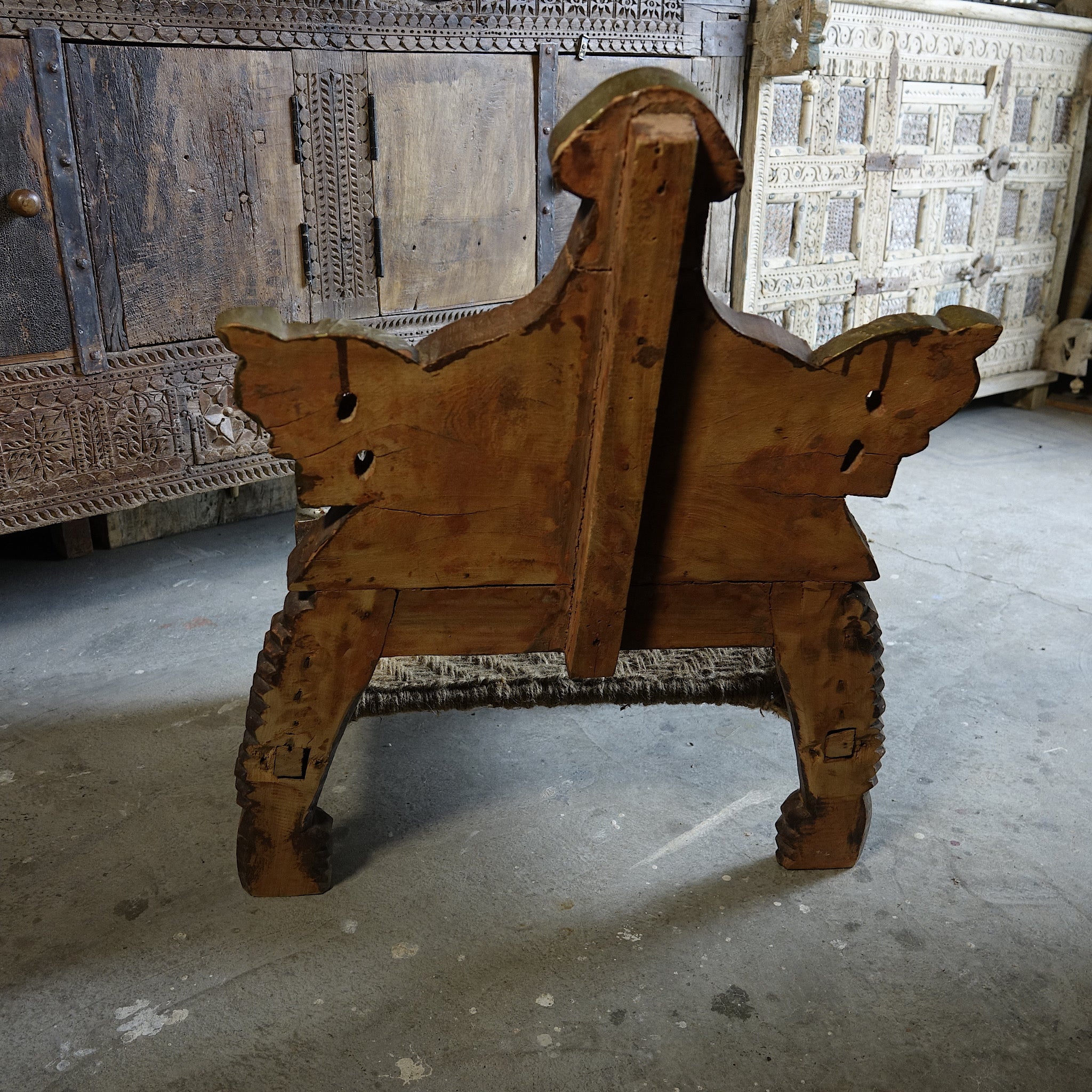 Pidha - Chaise traditionnelle en bois sculpté et corde n°2