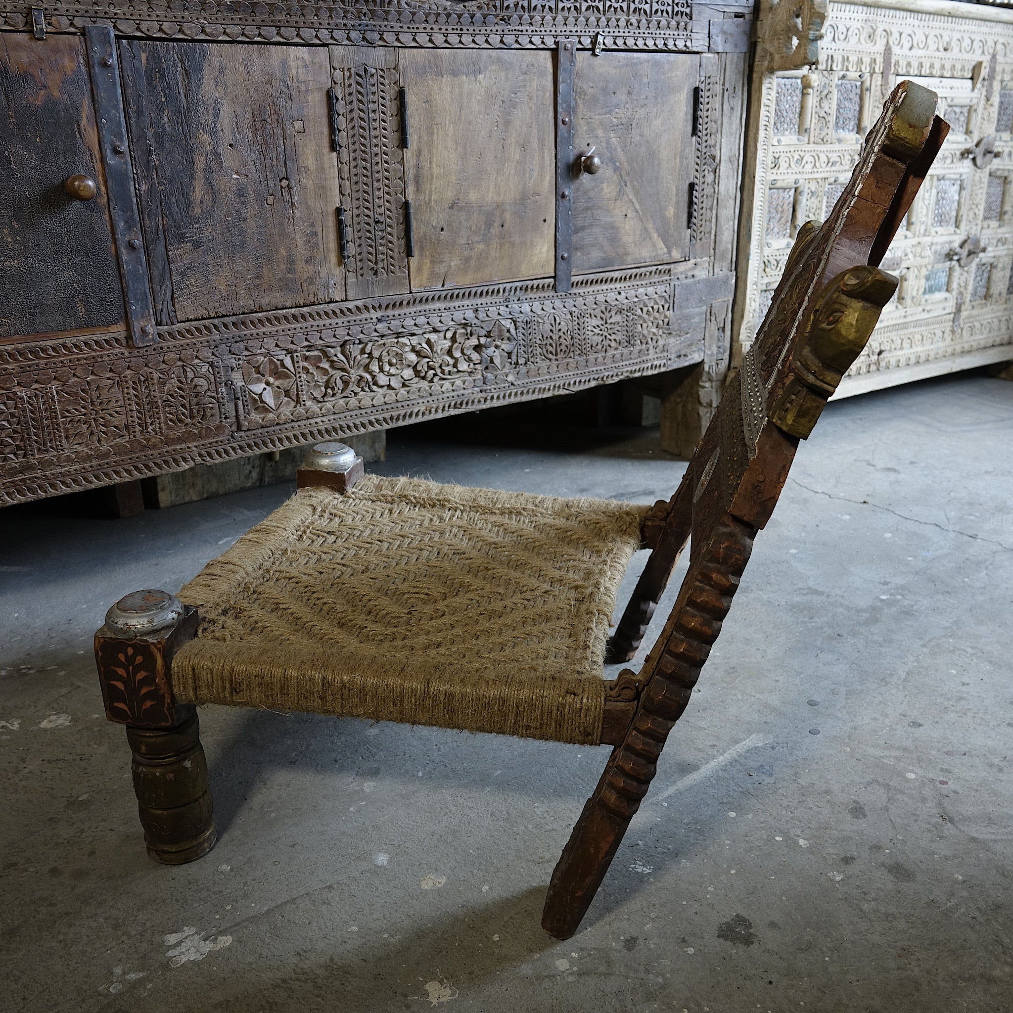 Pidha - Chaise traditionnelle en bois sculpté et corde n°2