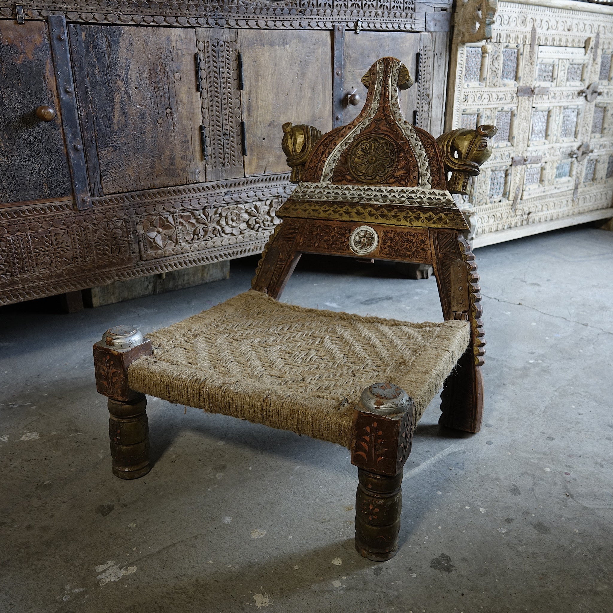 Pidha - Chaise traditionnelle en bois sculpté et corde n°2