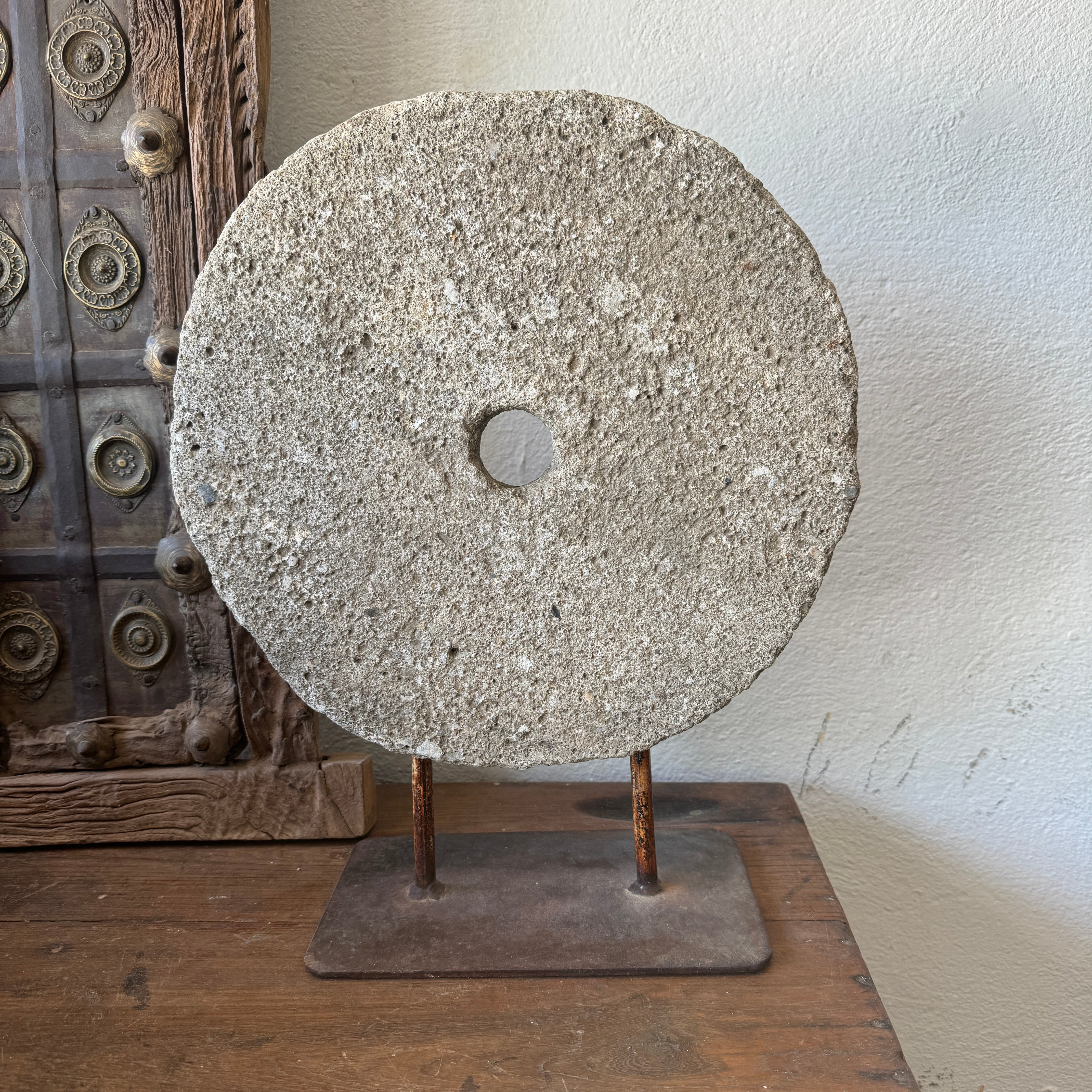 Degir - Roue en pierre sur socle n°2