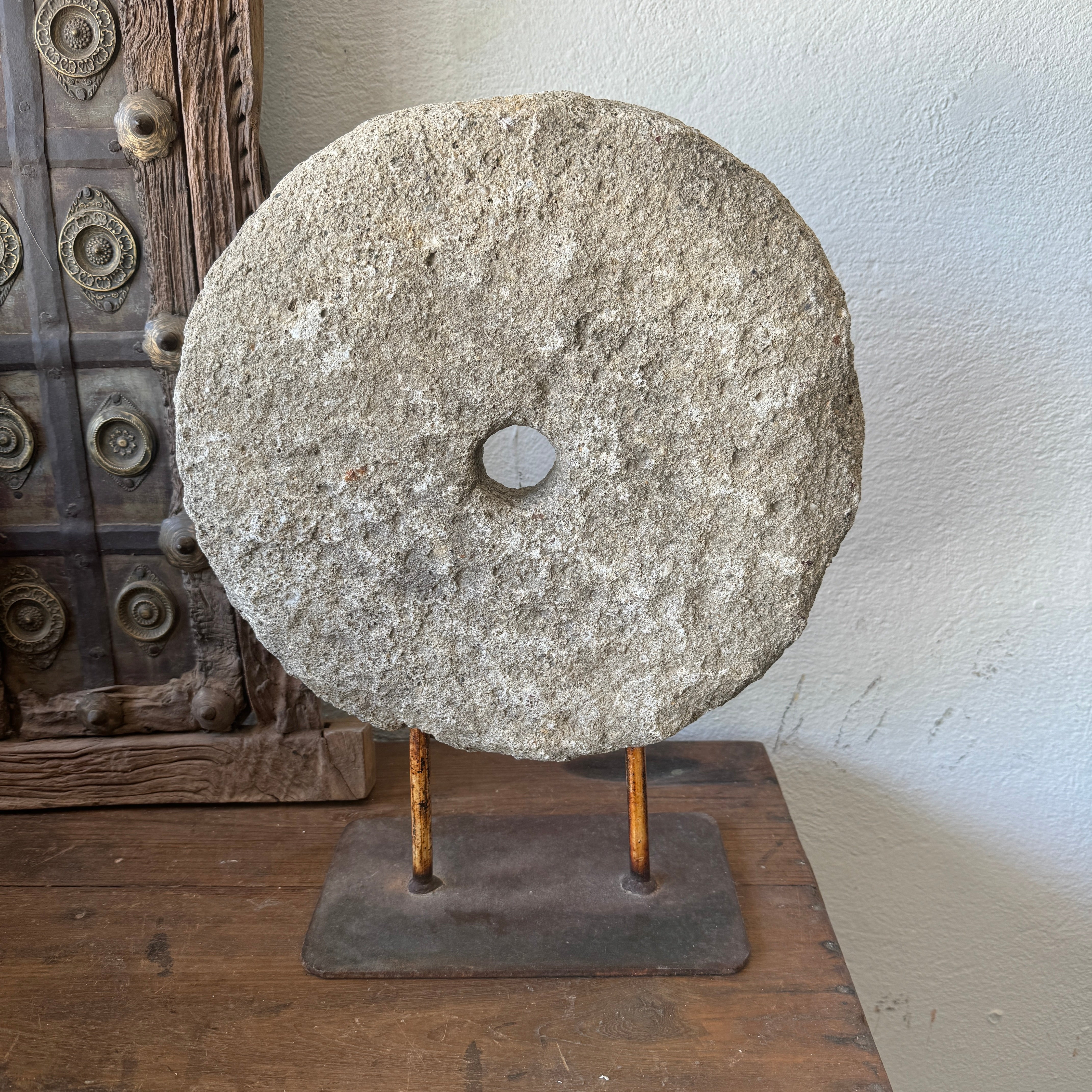 Degir - Roue en pierre sur socle n°2