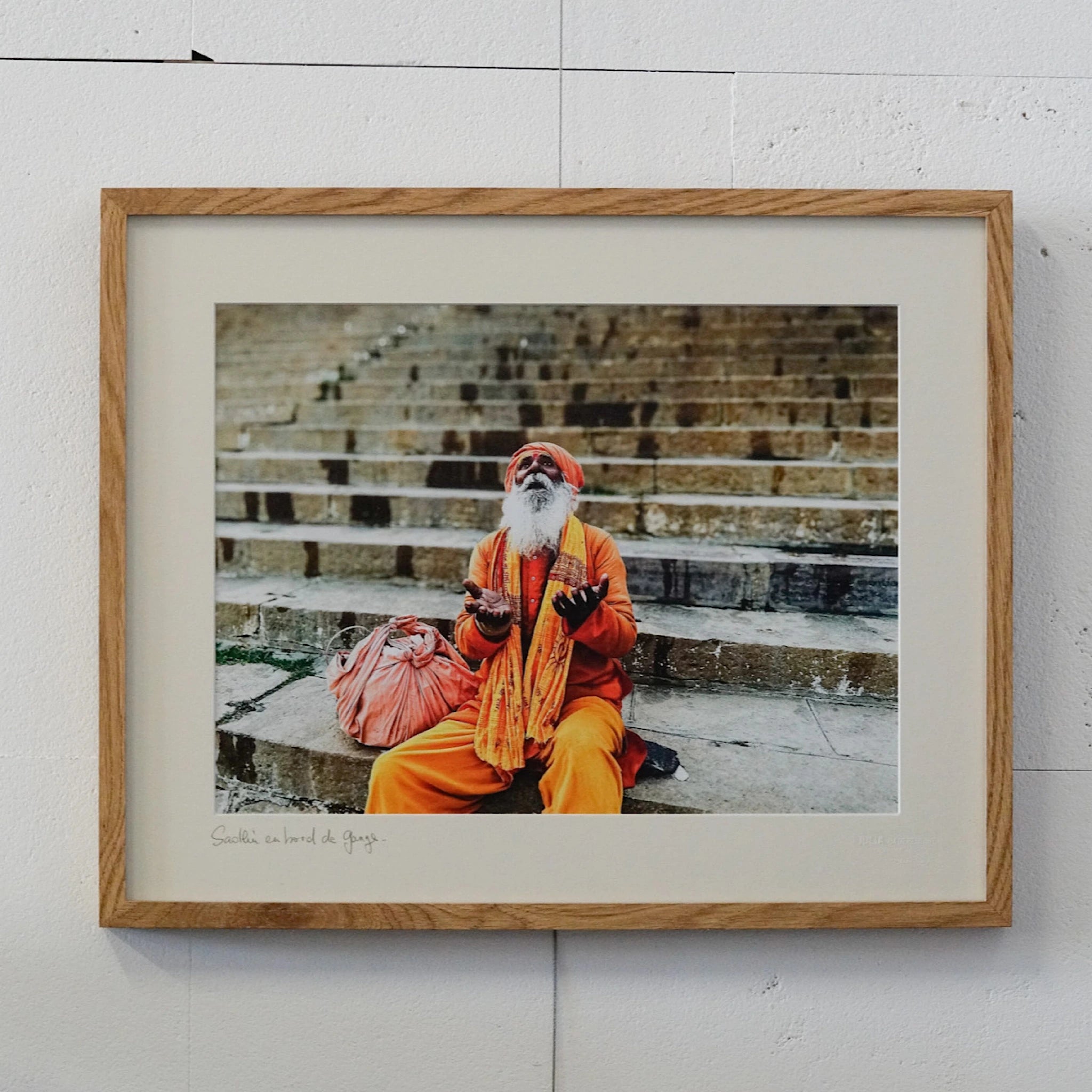 Le Sâdhu mains vers le ciel, Varanasi - Photographie encadrée