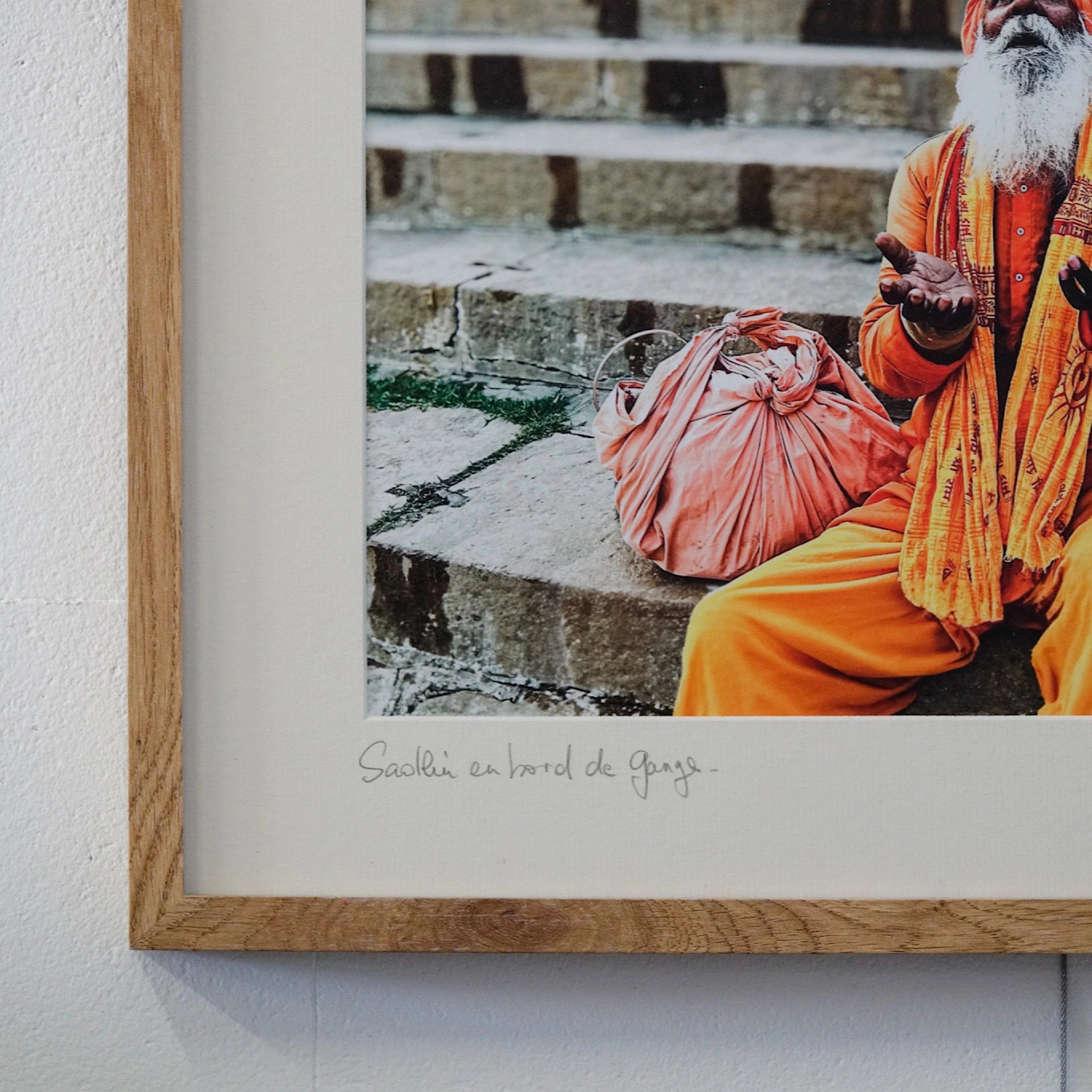 Le Sâdhu mains vers le ciel, Varanasi - Photographie encadrée