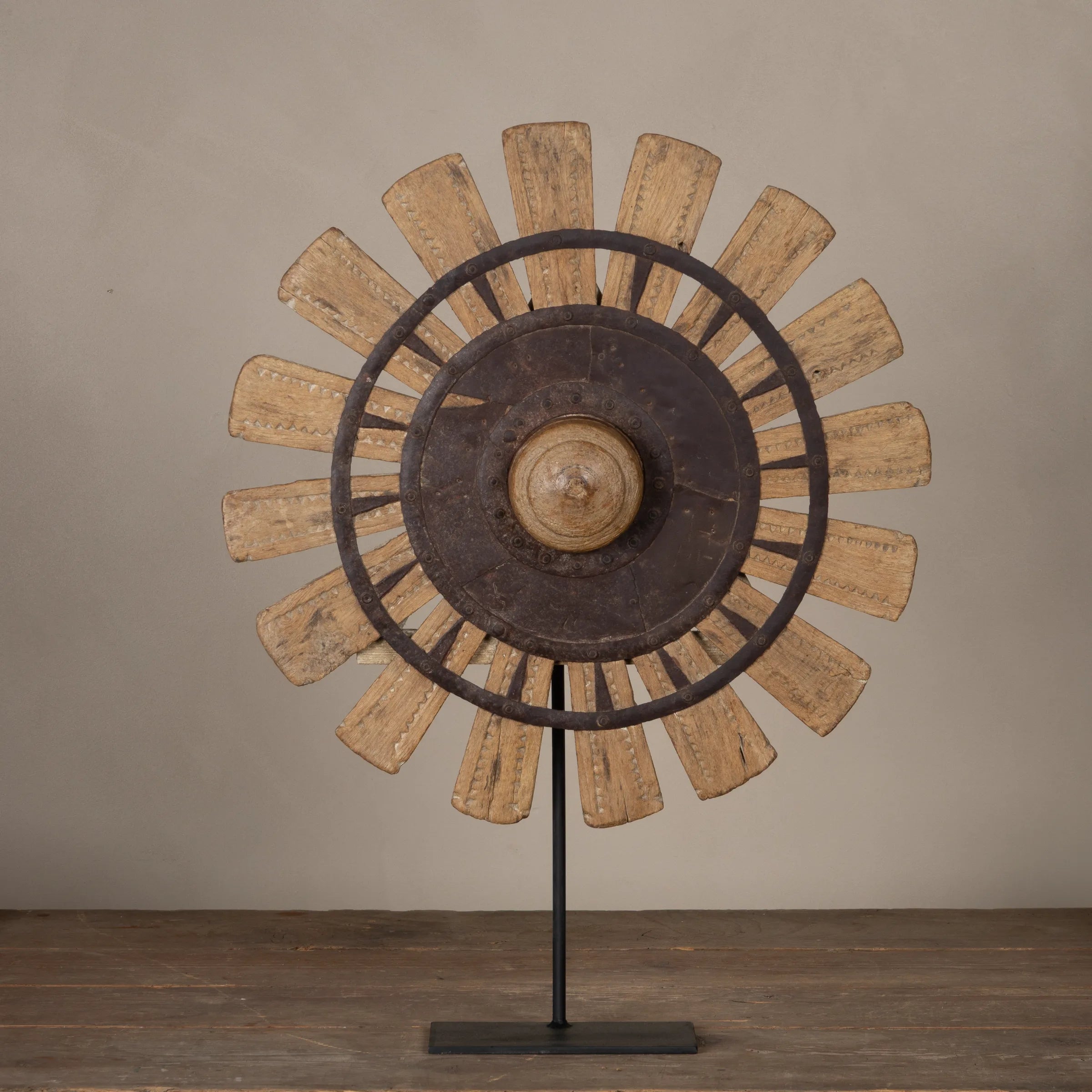 Charkha - Roue en bois sur pied n°1