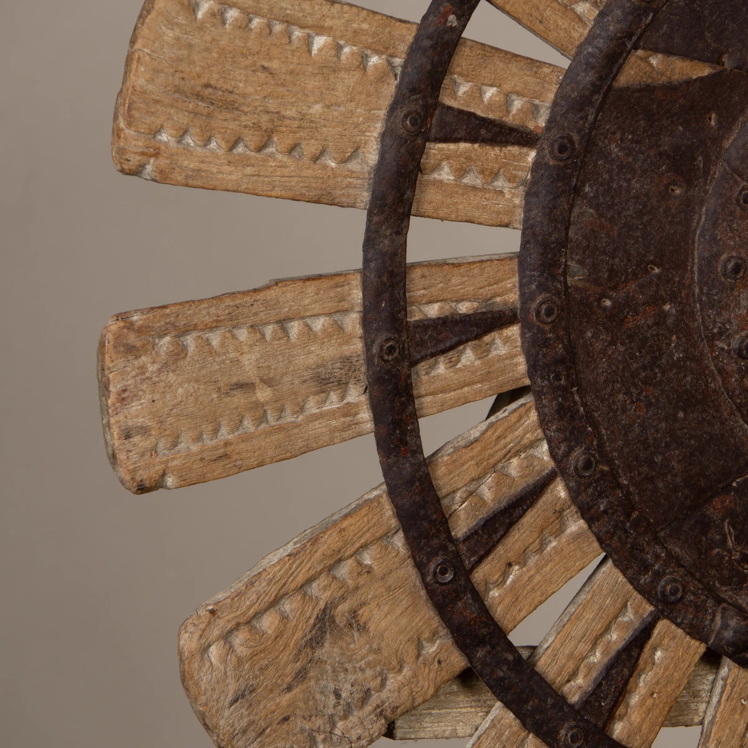 Charkha - Roue en bois sur pied n°1
