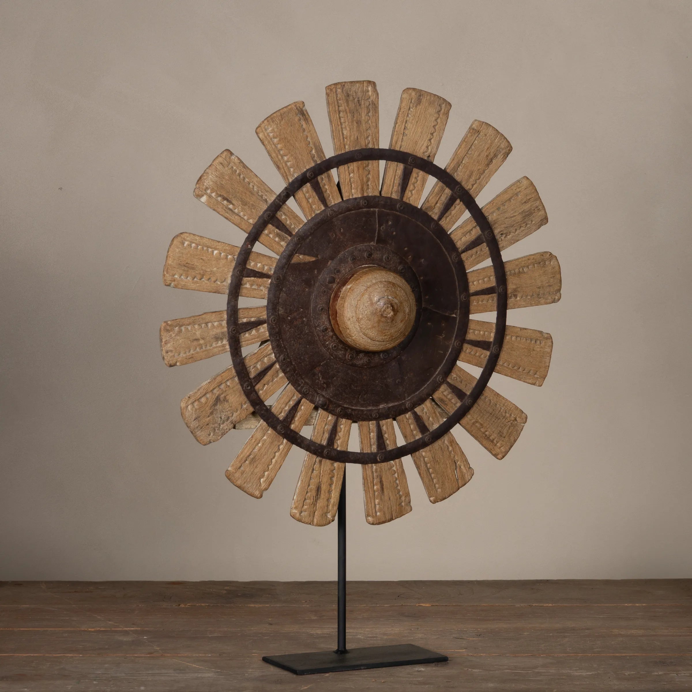 Charkha - Roue en bois sur pied n°1