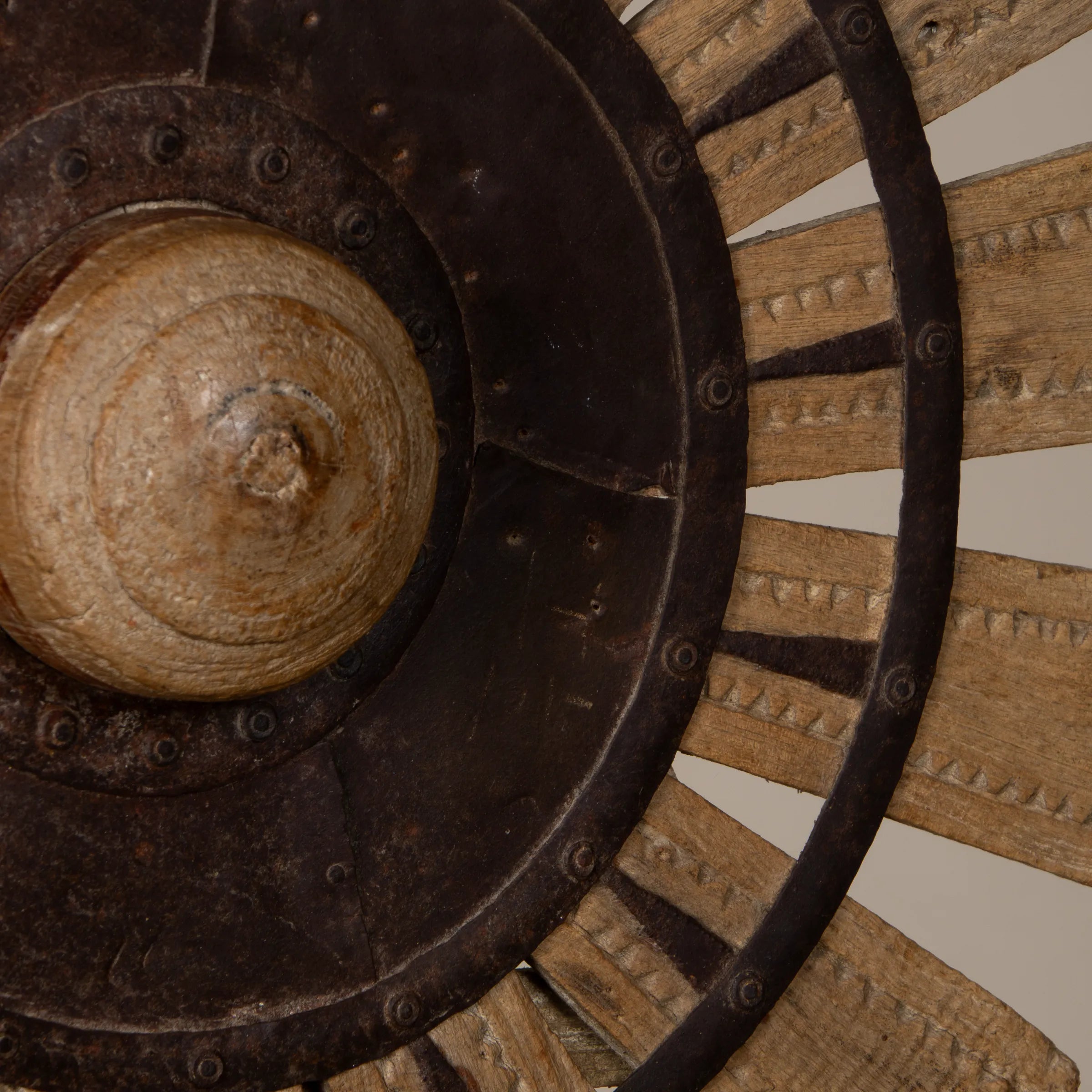 Charkha - Roue en bois sur pied n°1