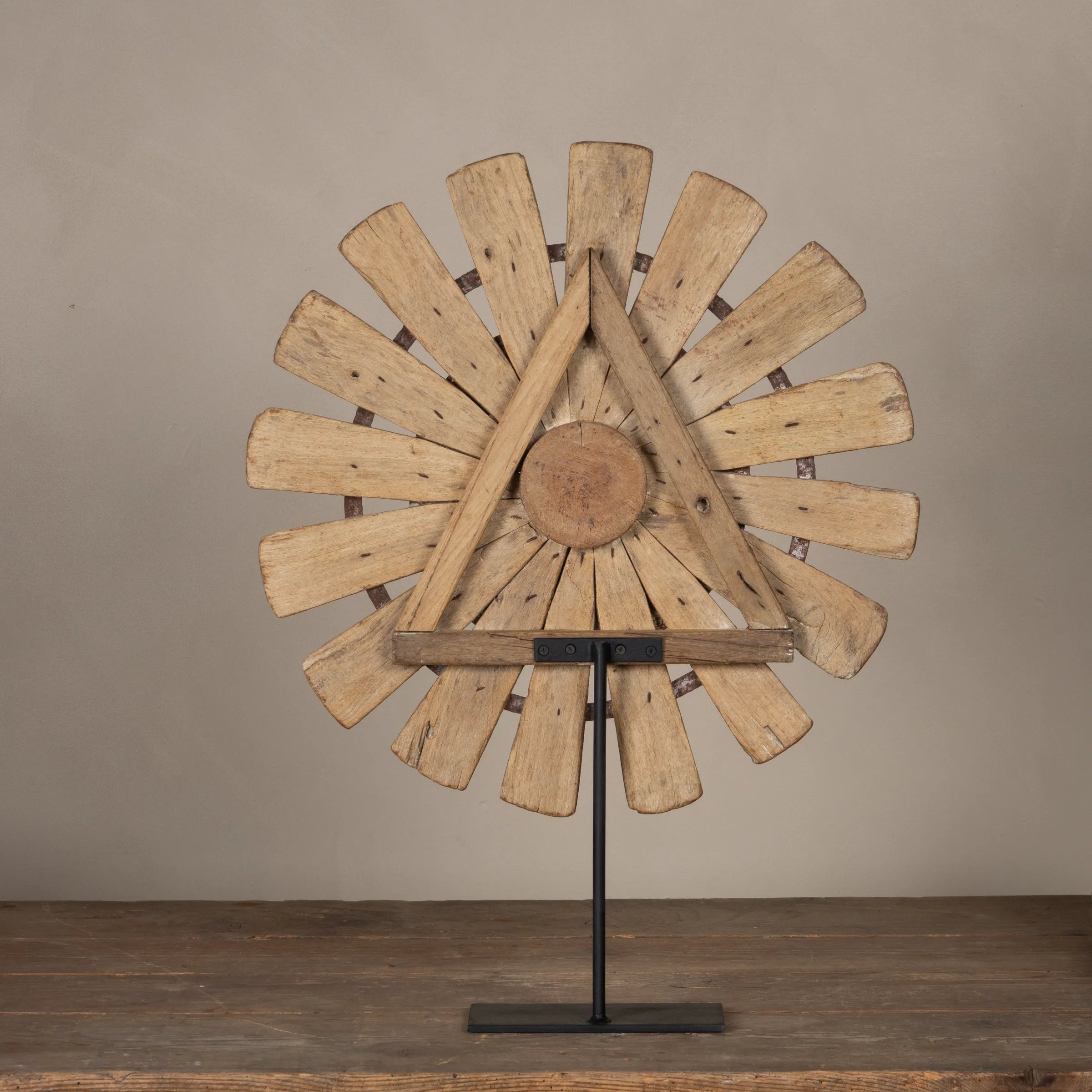 Charkha - Roue en bois sur pied n°1
