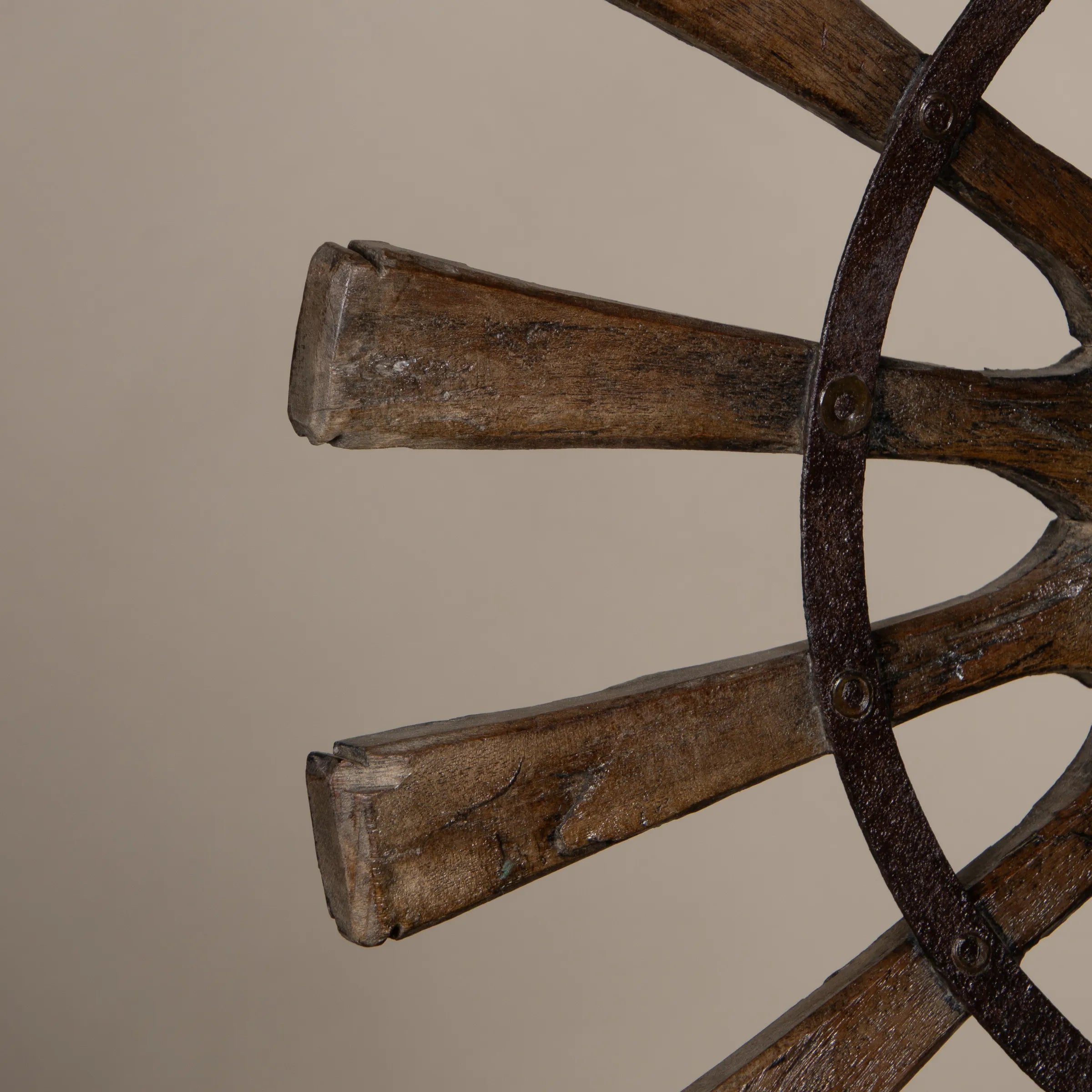 Charkha - Roue en bois sur pied n°2