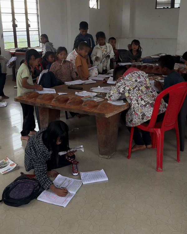 Écoliers travaillant sur une table naga au Nagaland