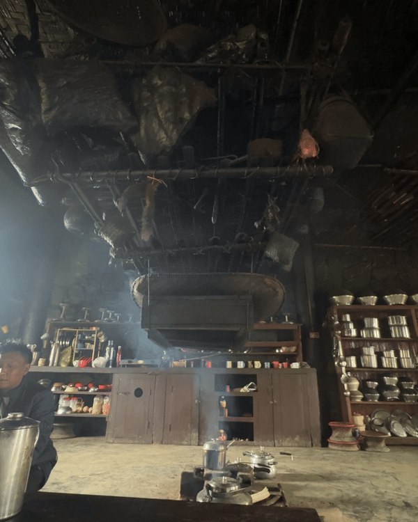 Colonne de fumaison en bambou dans une maison traditionnelle du Nagaland