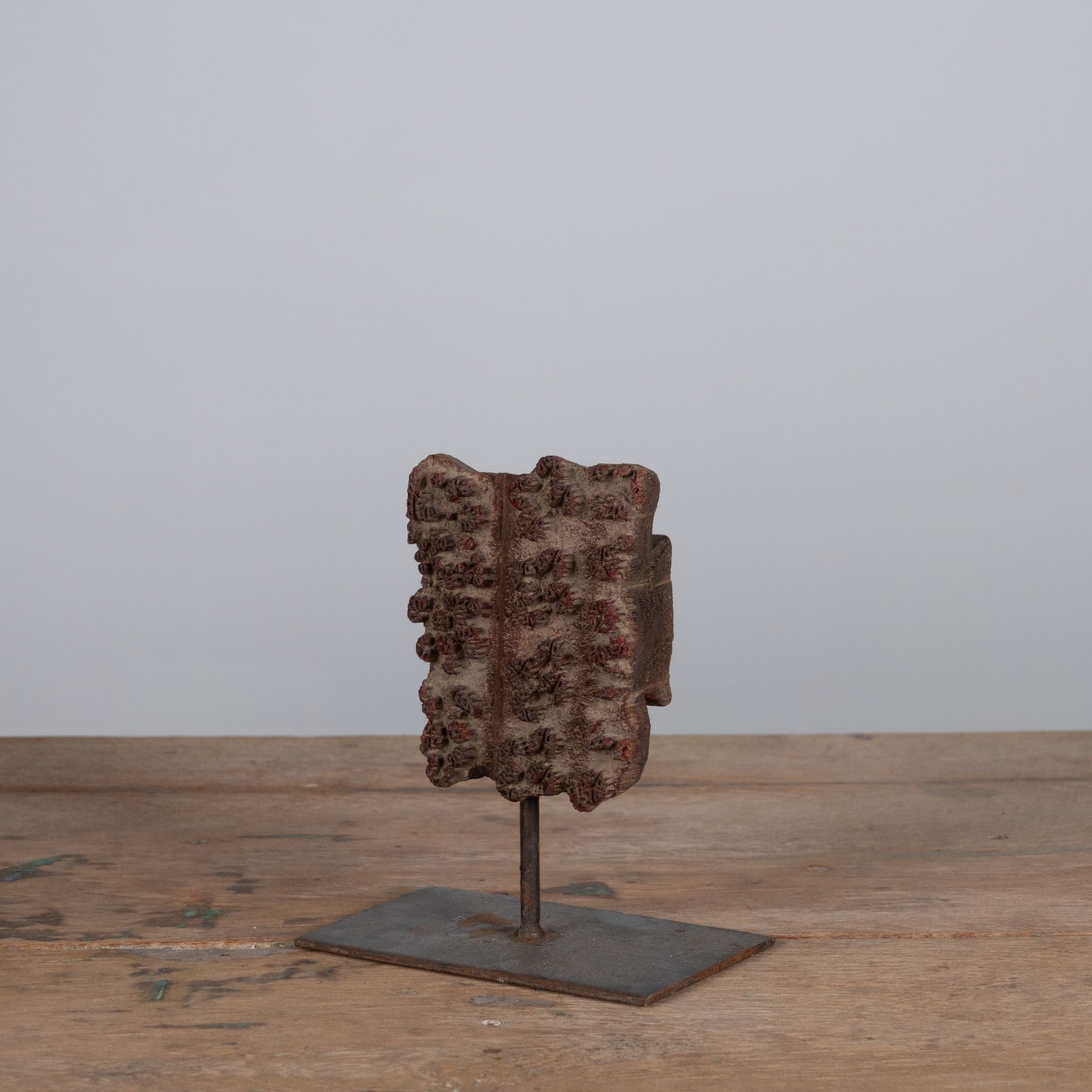 Lakdi - Ancien tampon de blockprint sur pied n°1