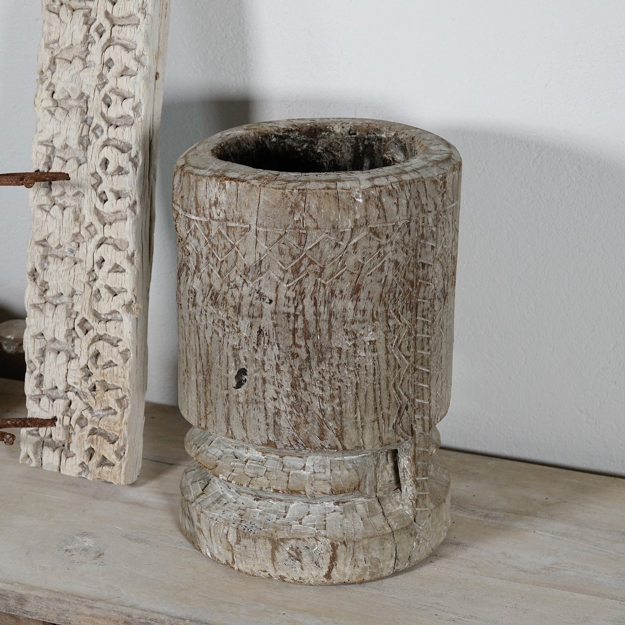 Okhli n°5 - Ancien mortier sculpté en bois