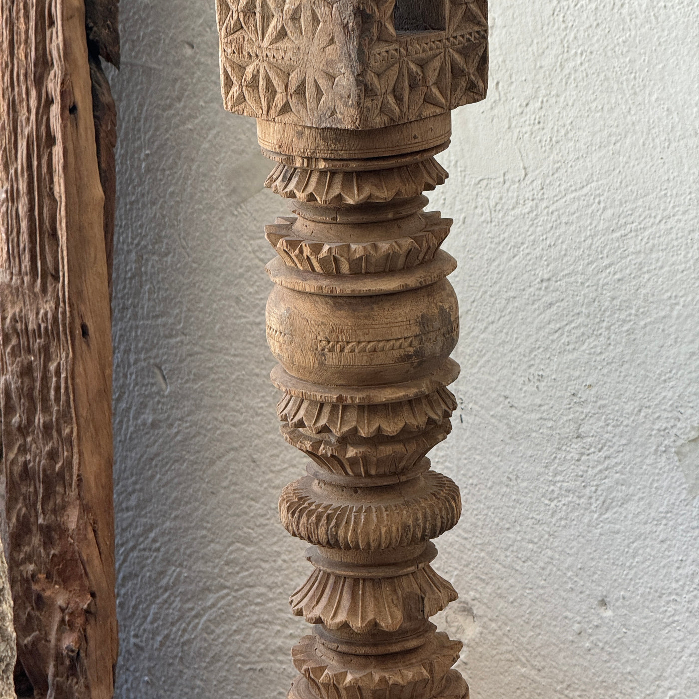 Raas - Carved light wood candle holder n°35