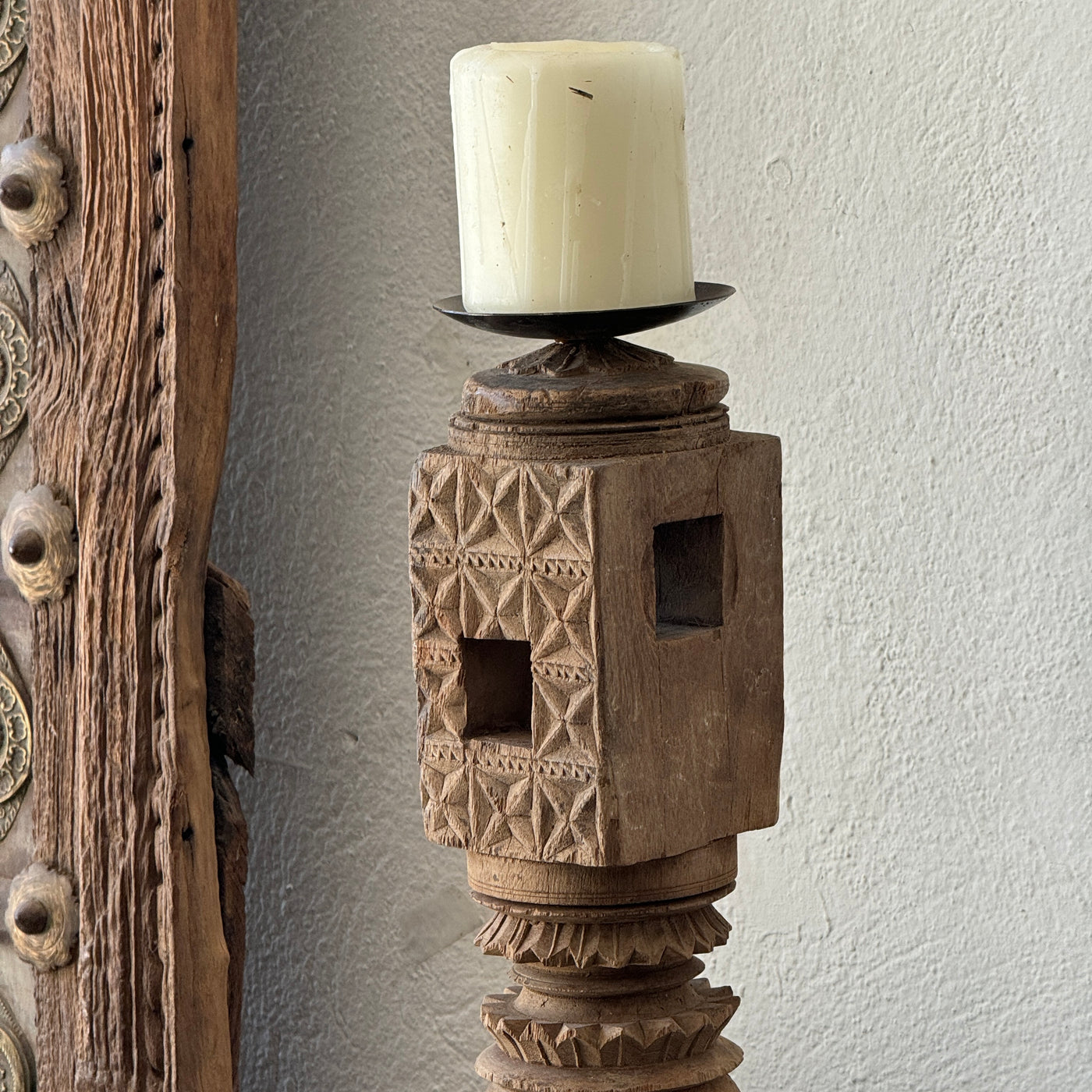 Raas - Carved light wood candle holder n°35