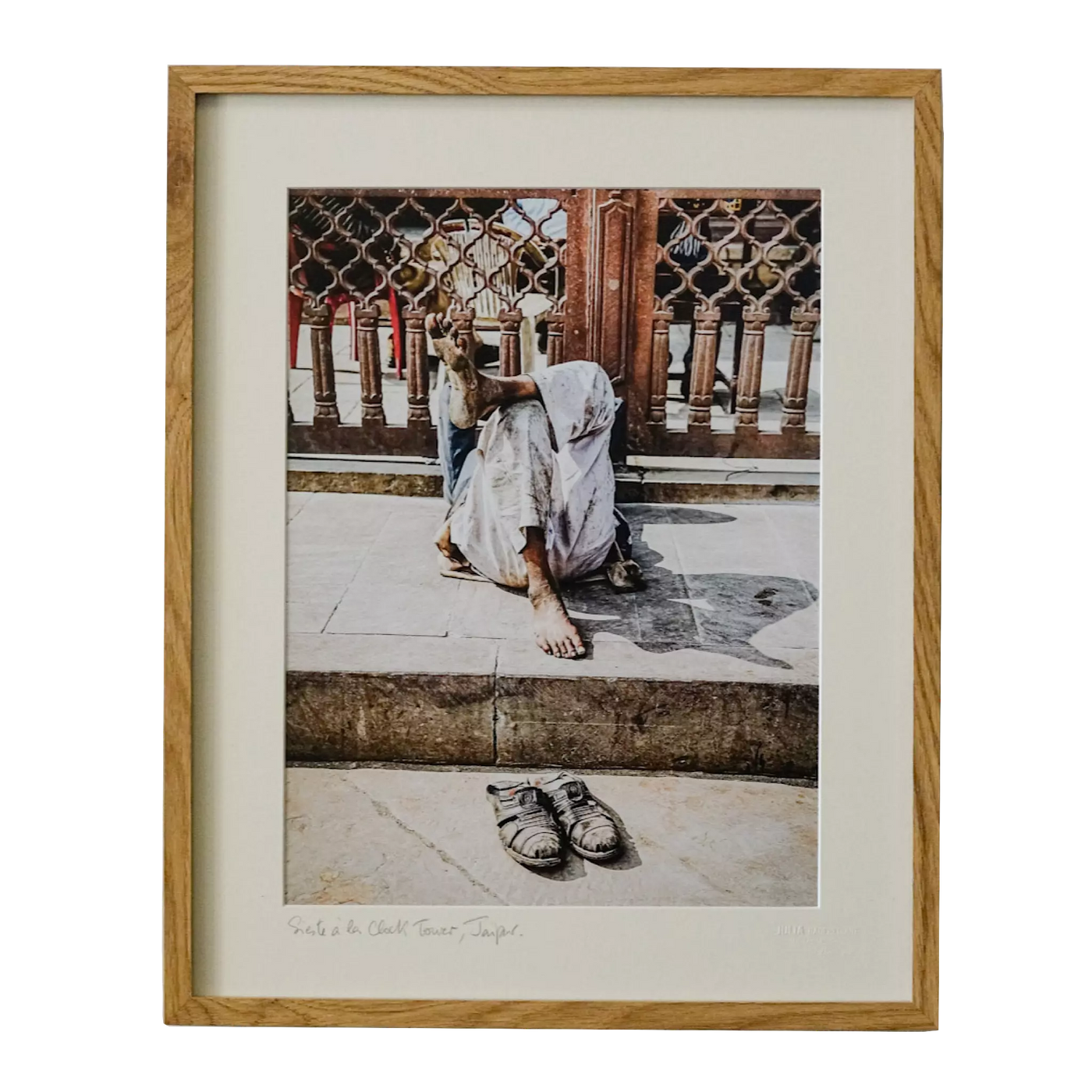 Sieste à la Clock Tower, Jaipur - Photographie encadrée