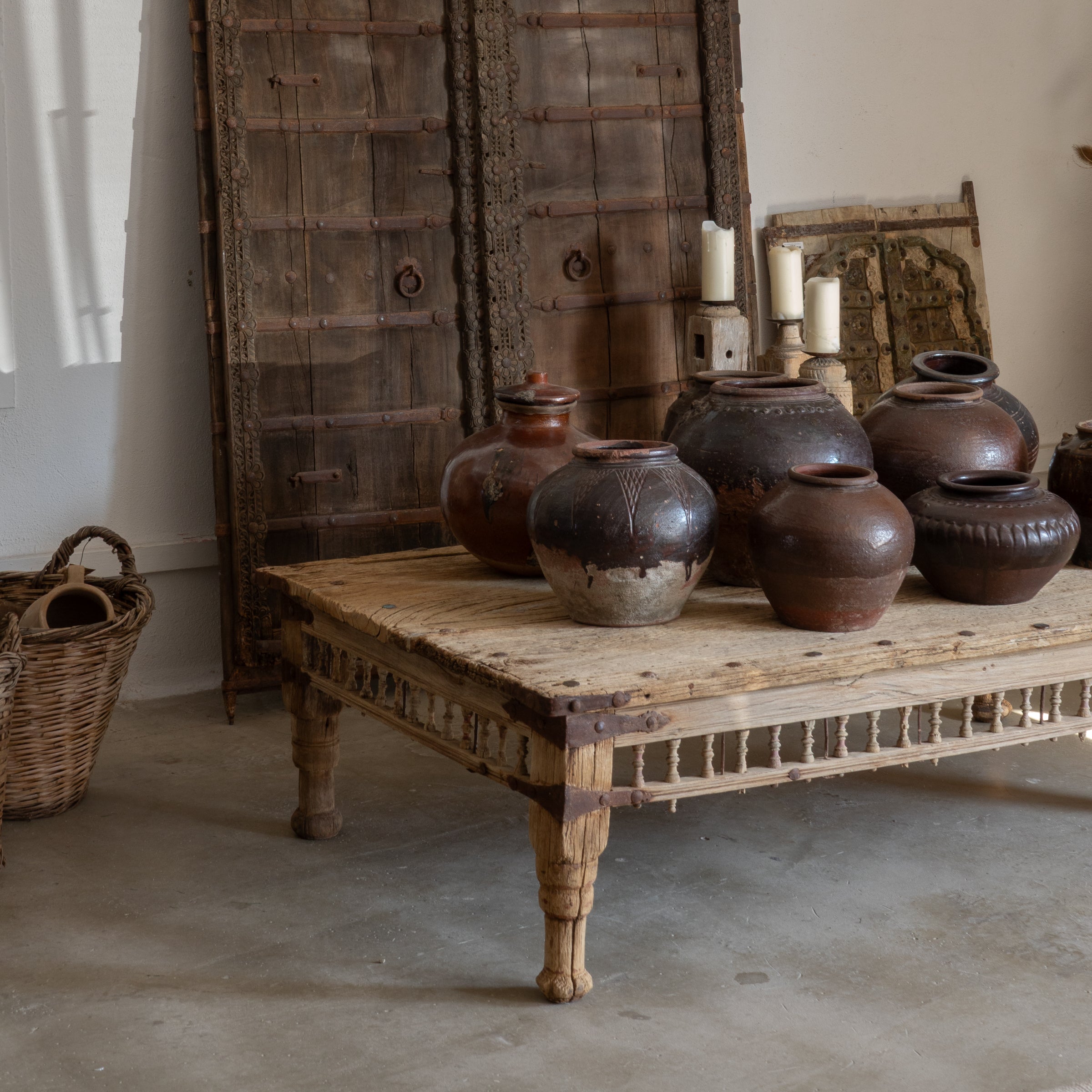 Basti - Table basse ancienne à clous n°11