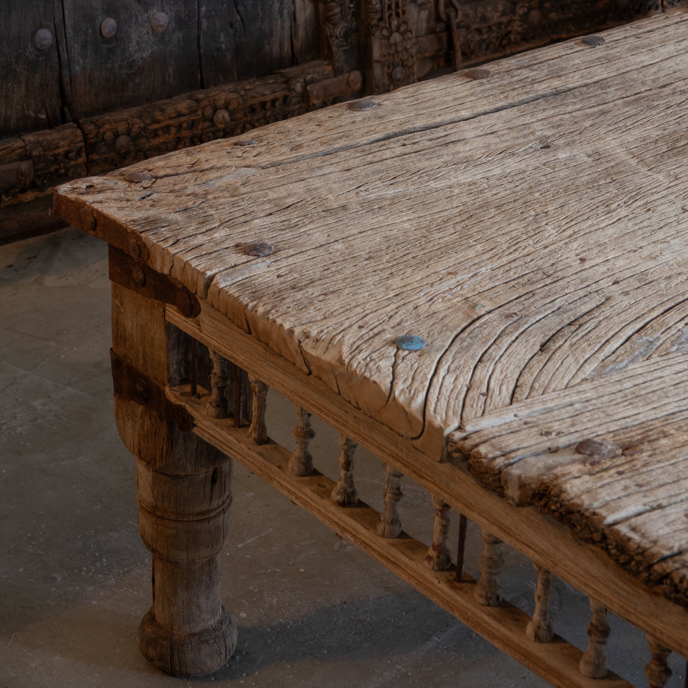 Basti - Table basse ancienne à clous n°11