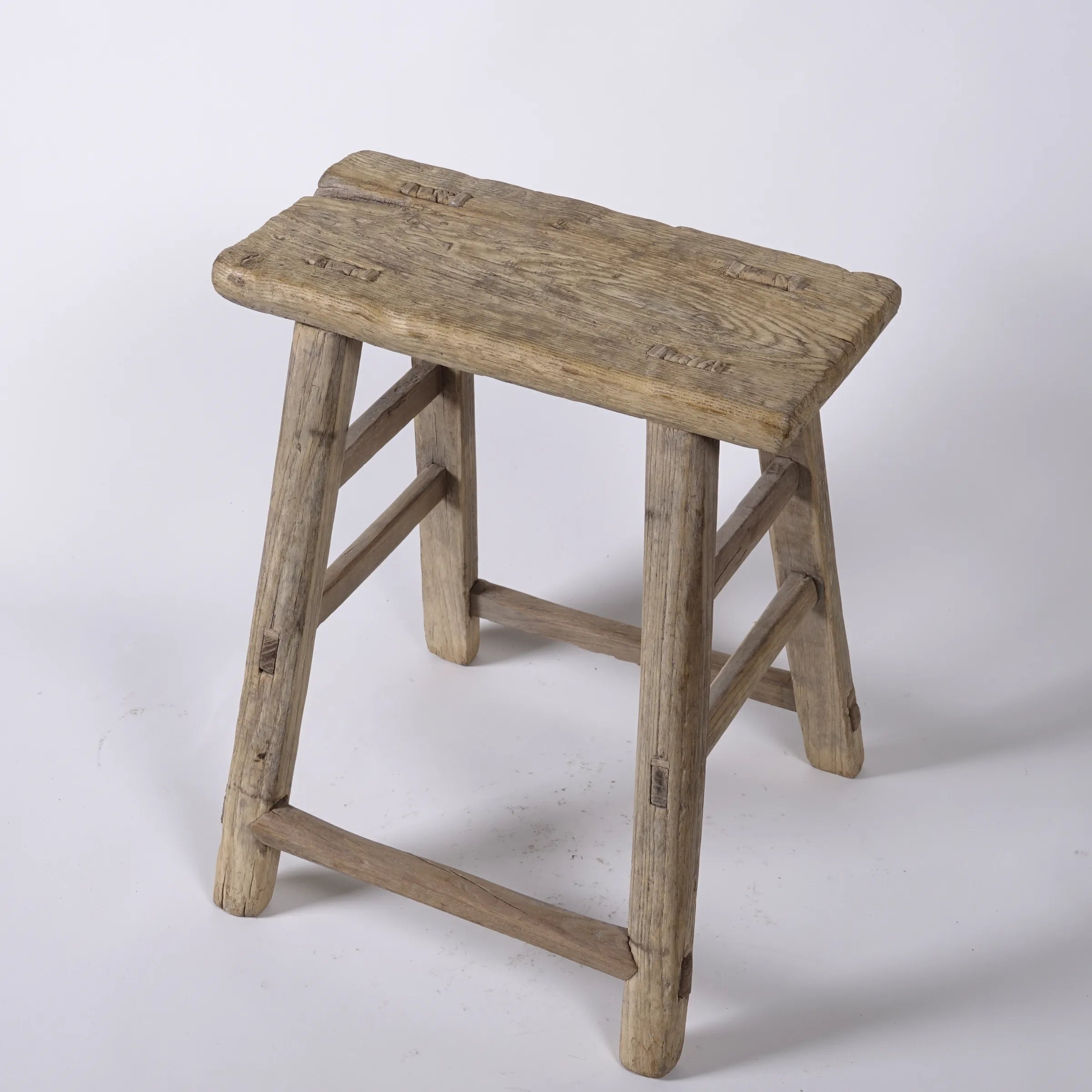 Zao - Tabouret rectangulaire en orme ancien n°2