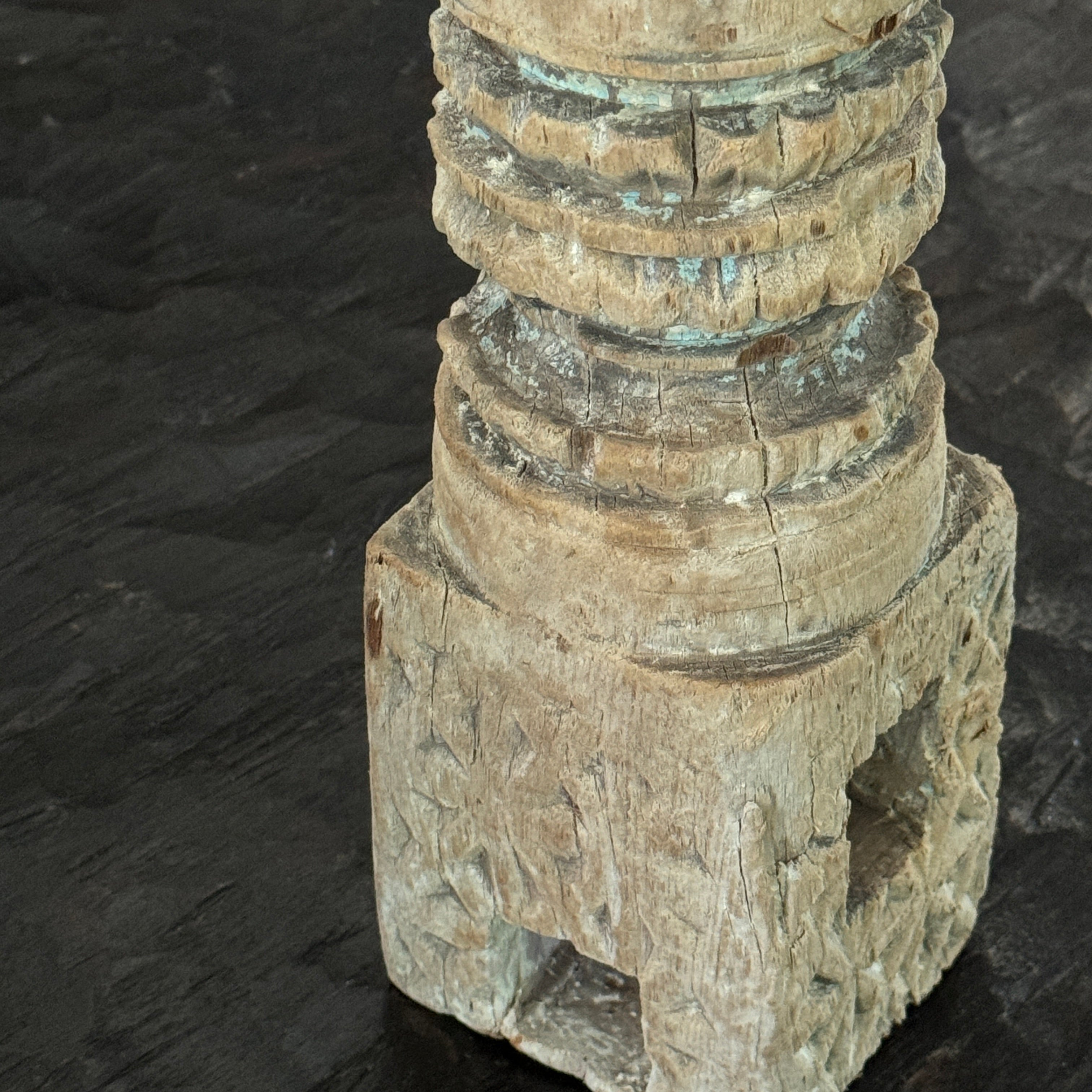 Momabatti - Bougeoir indien en bois clair sculpté nº88