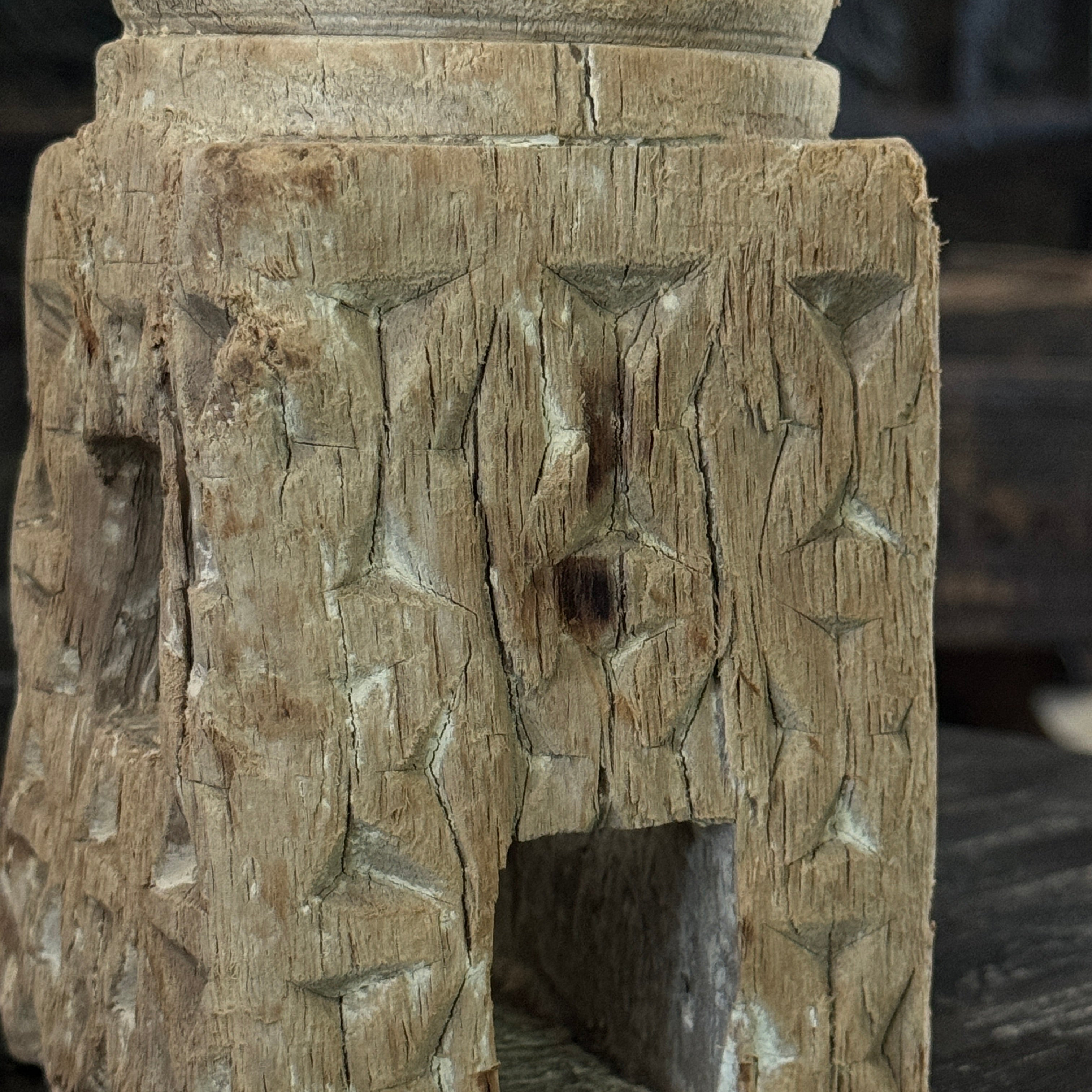 Momabatti - Bougeoir indien en bois clair sculpté nº151