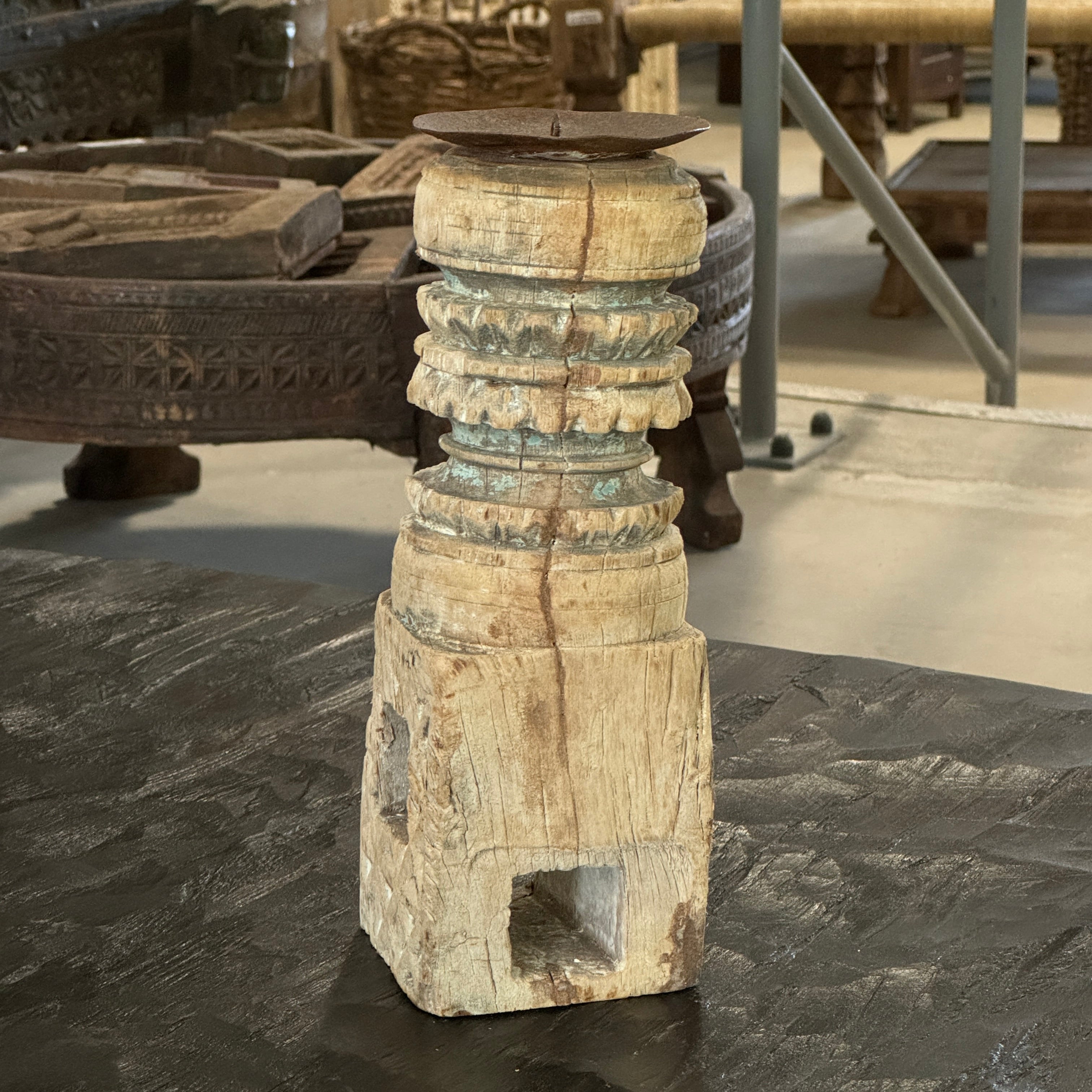 Momabatti - Bougeoir indien en bois clair sculpté nº88