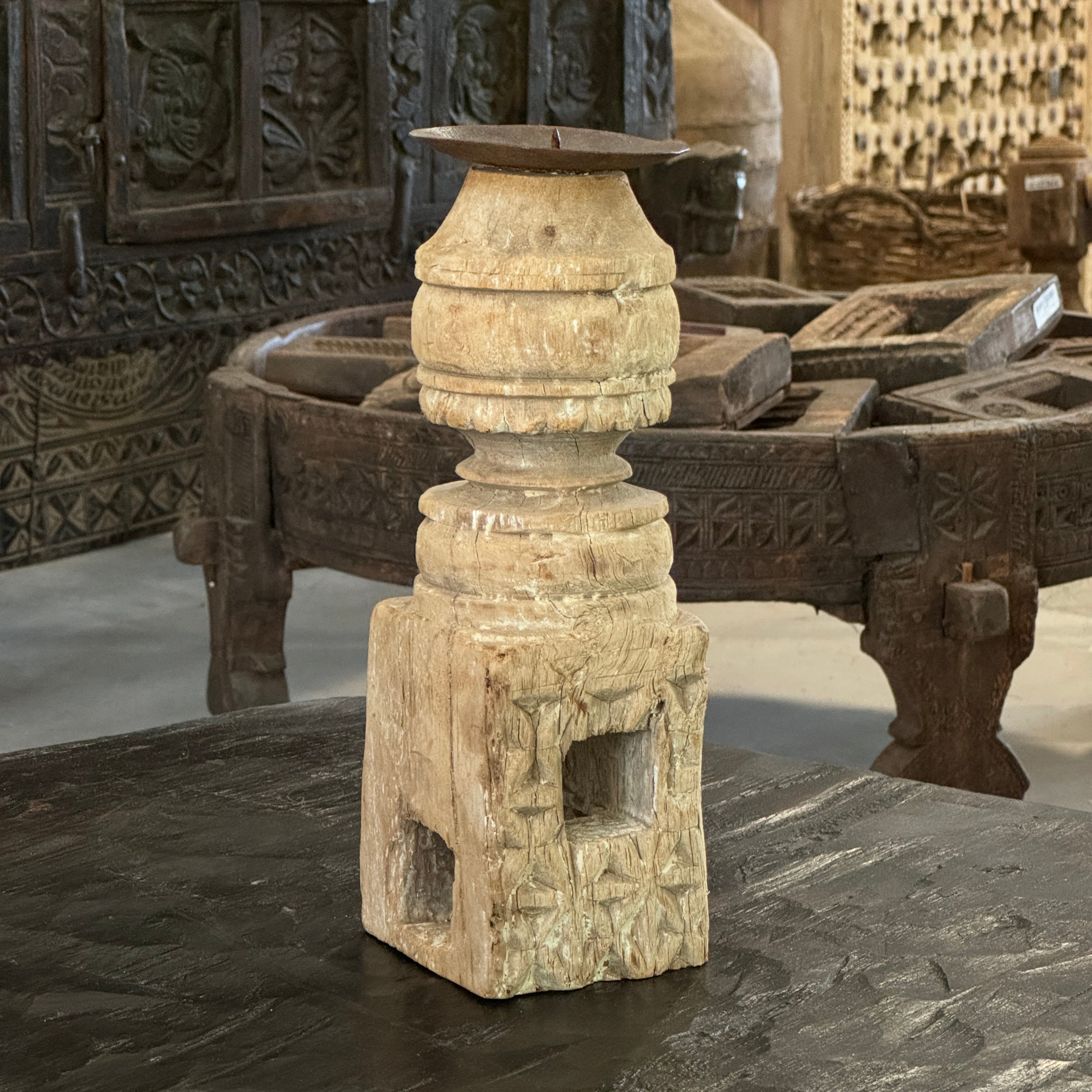 Momabatti - Bougeoir indien en bois clair sculpté nº151