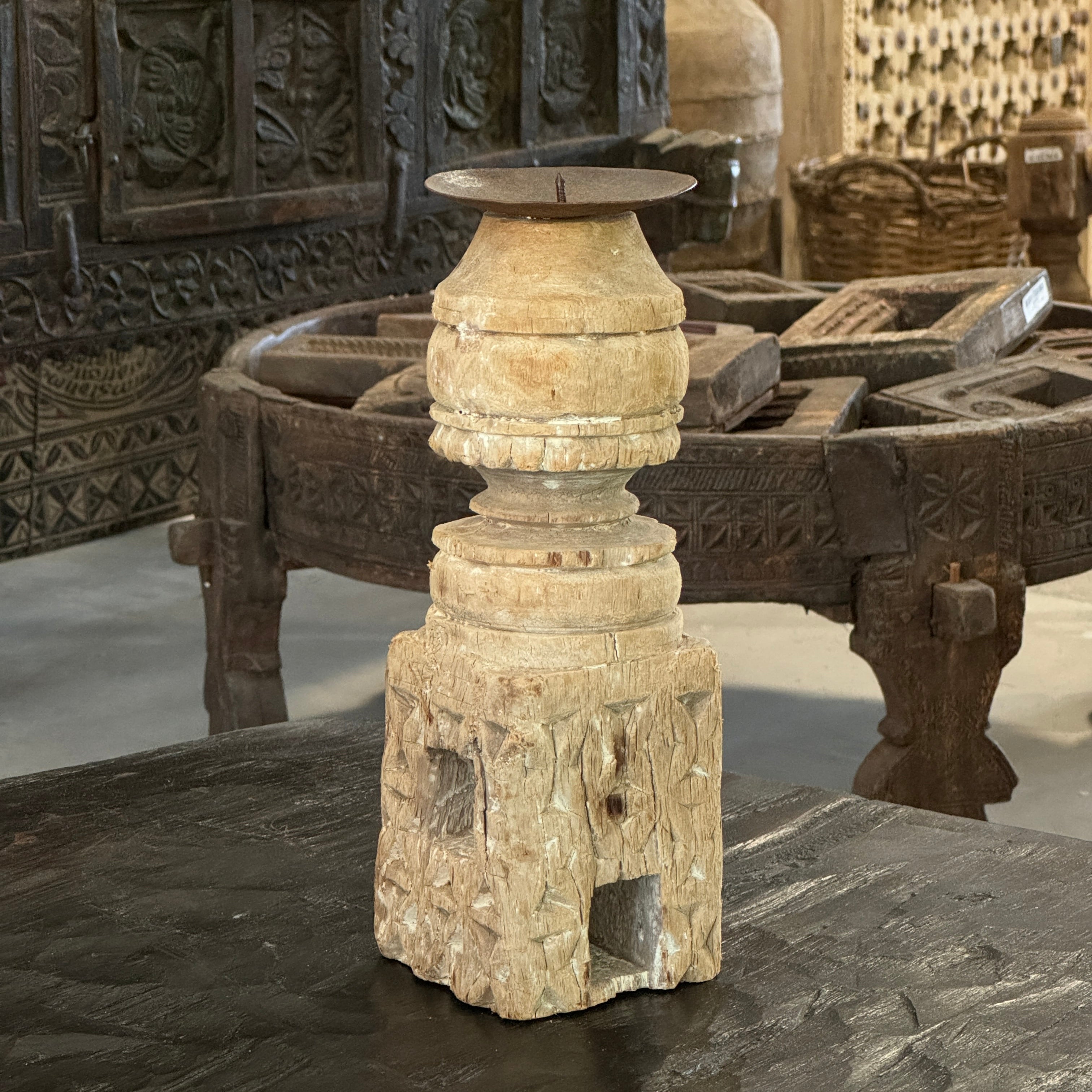 Momabatti - Bougeoir indien en bois clair sculpté nº151