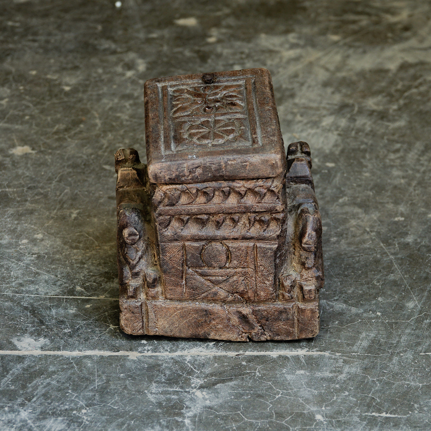 Nandi - Old box with sacred cows n ° 2