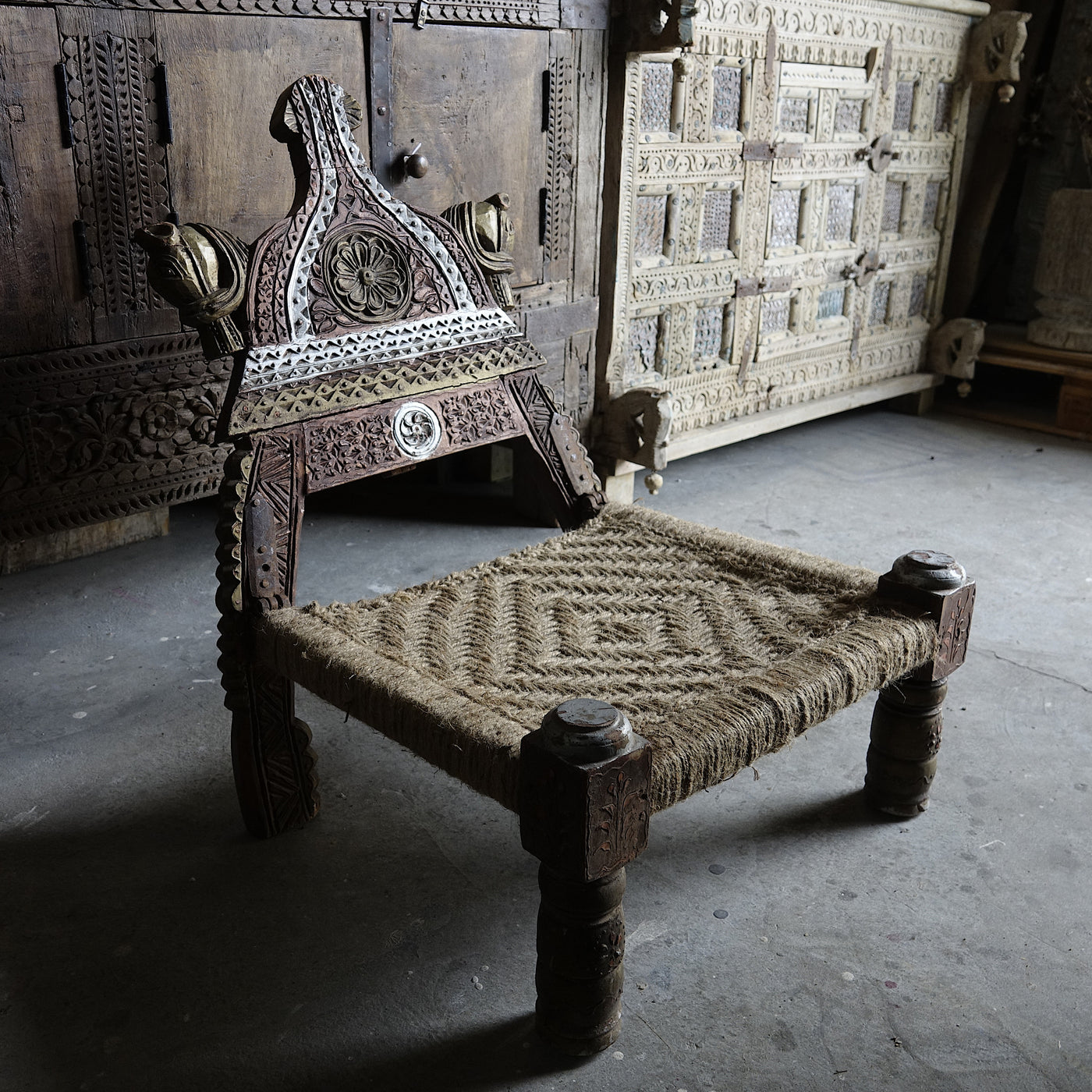 Pidha - Traditional Wooden Chair in Sculpted Wood and Rope N ° 2