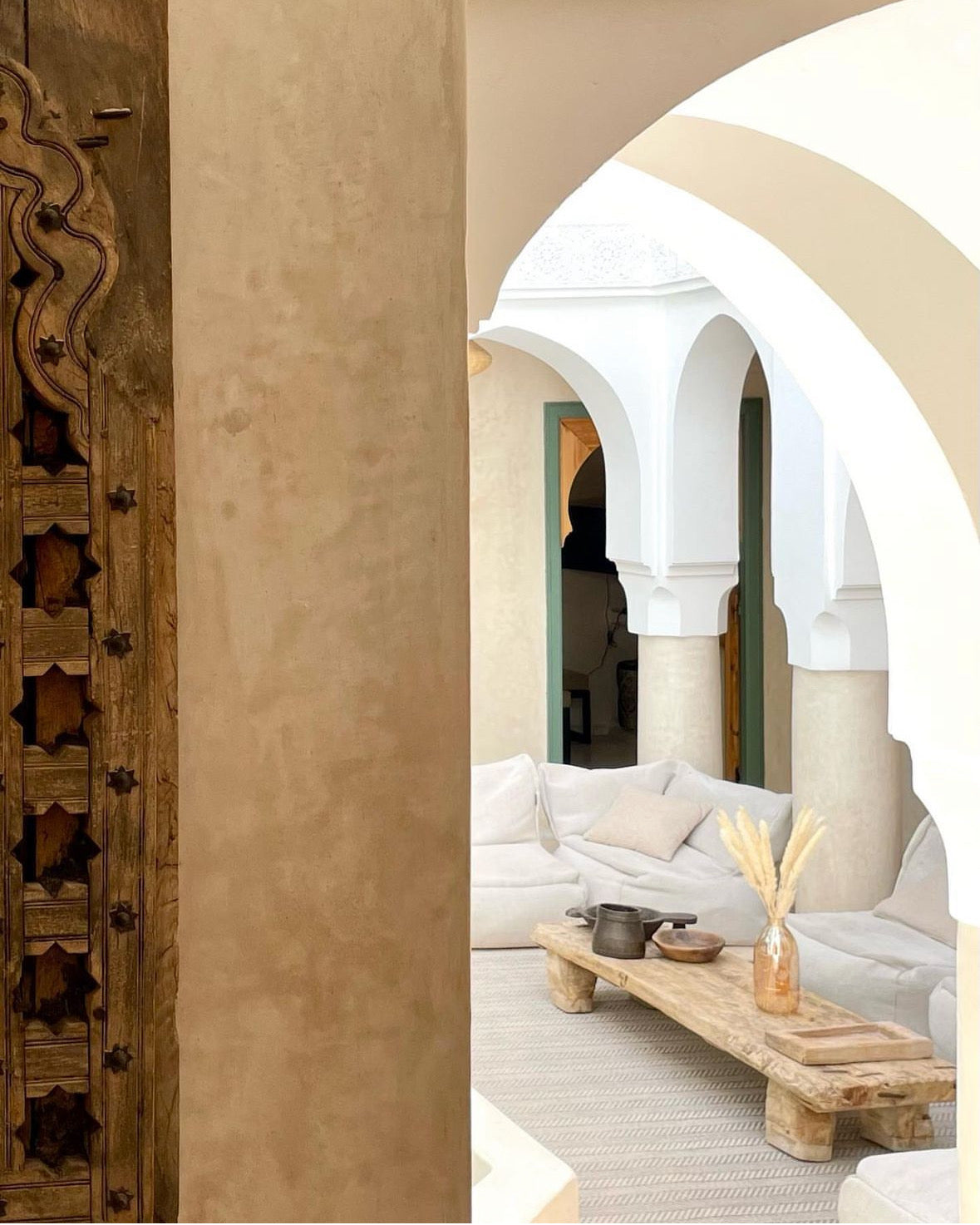 un riad, table basse naga et fenêtre indienne
