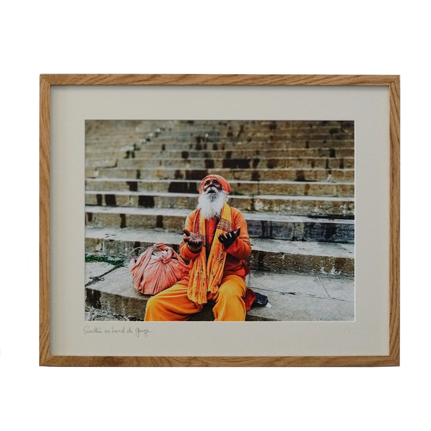 Le Sâdhu mains vers le ciel, Varanasi - Photographie encadrée