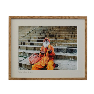 Le Sâdhu mains vers le ciel, Varanasi - Photographie encadrée